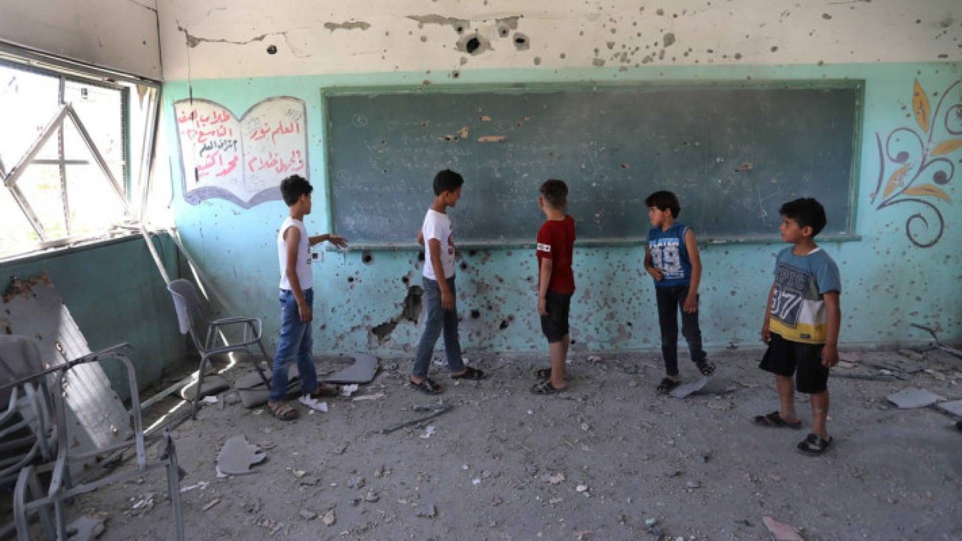 أطفال داخل غرفة صفية في إحدى المدارس التي دمرها الاحتلال في غزة