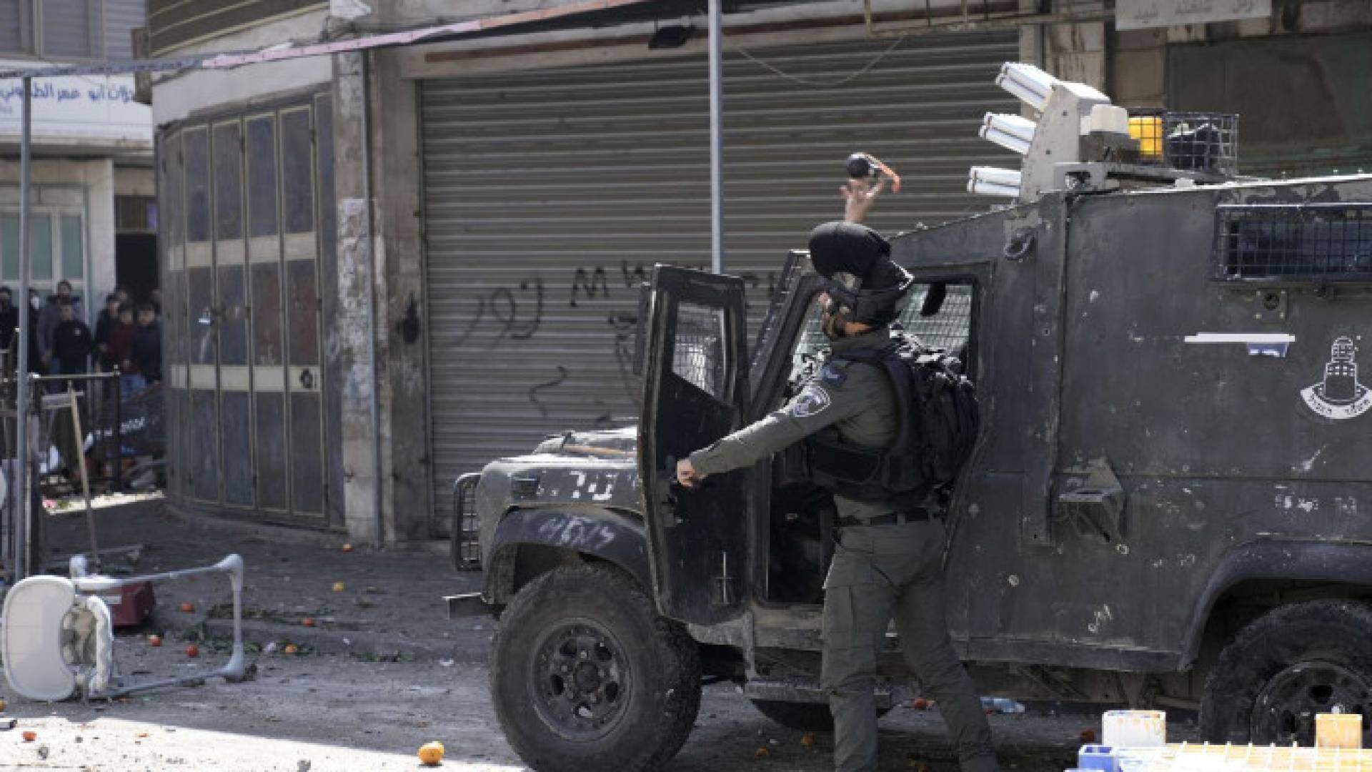 جيش الاحتلال يطلق قنابل الغاز على فلسطينيين
