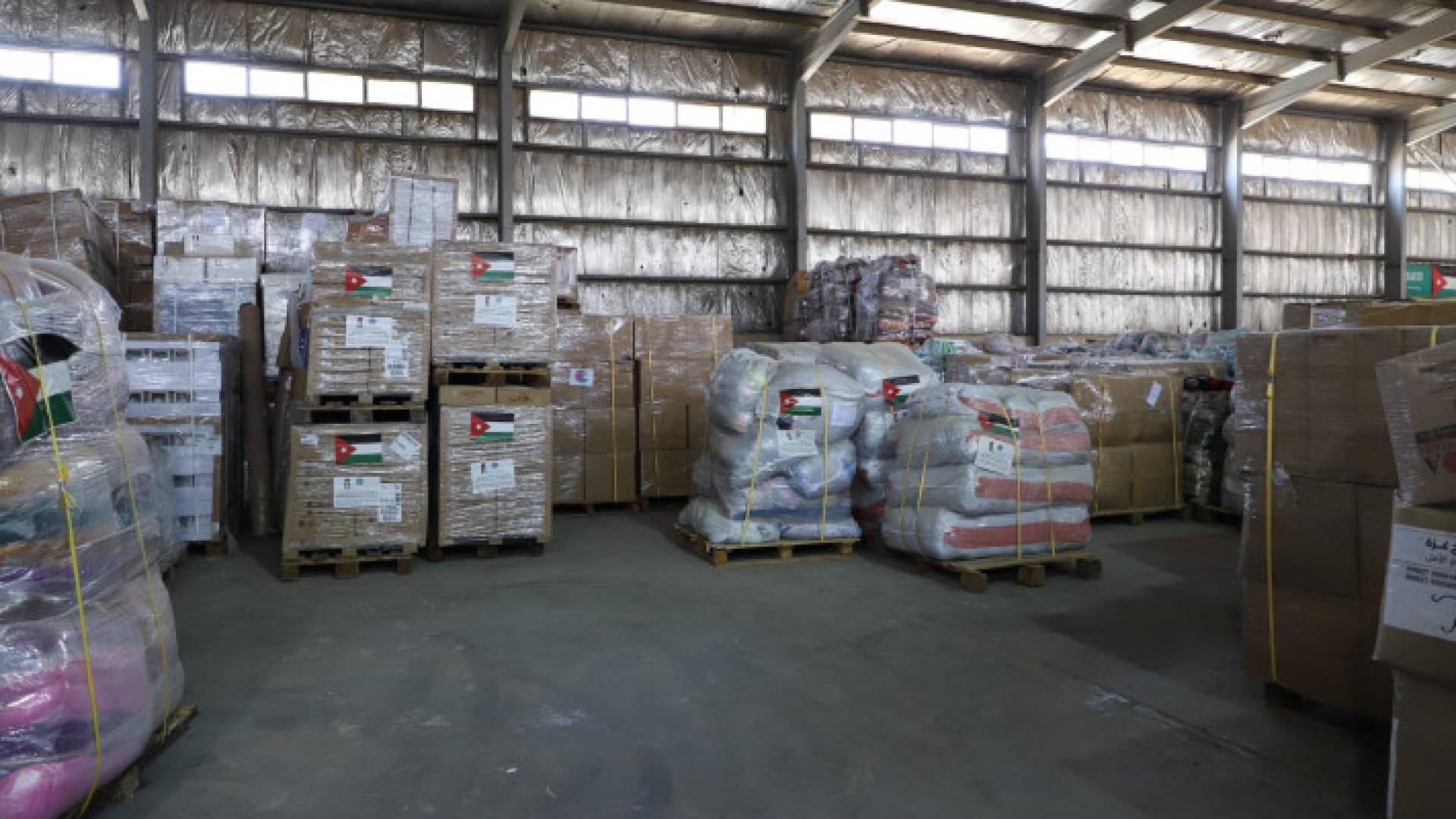 مساعدات إنسانية للأهل في غزة