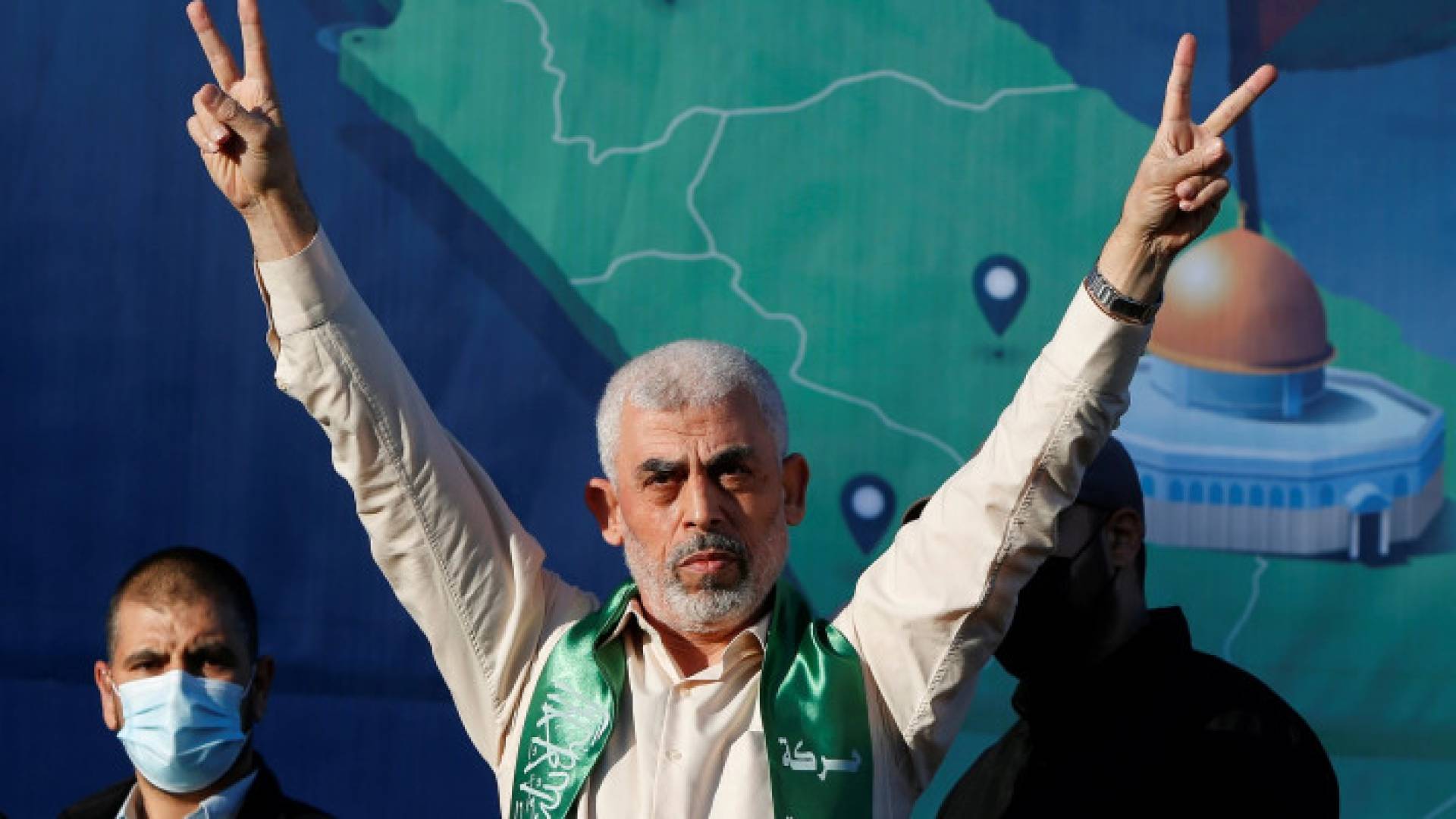 قائد حركة حماس يحيى السنوار يرفع إشارة النصر "أرشيفية"