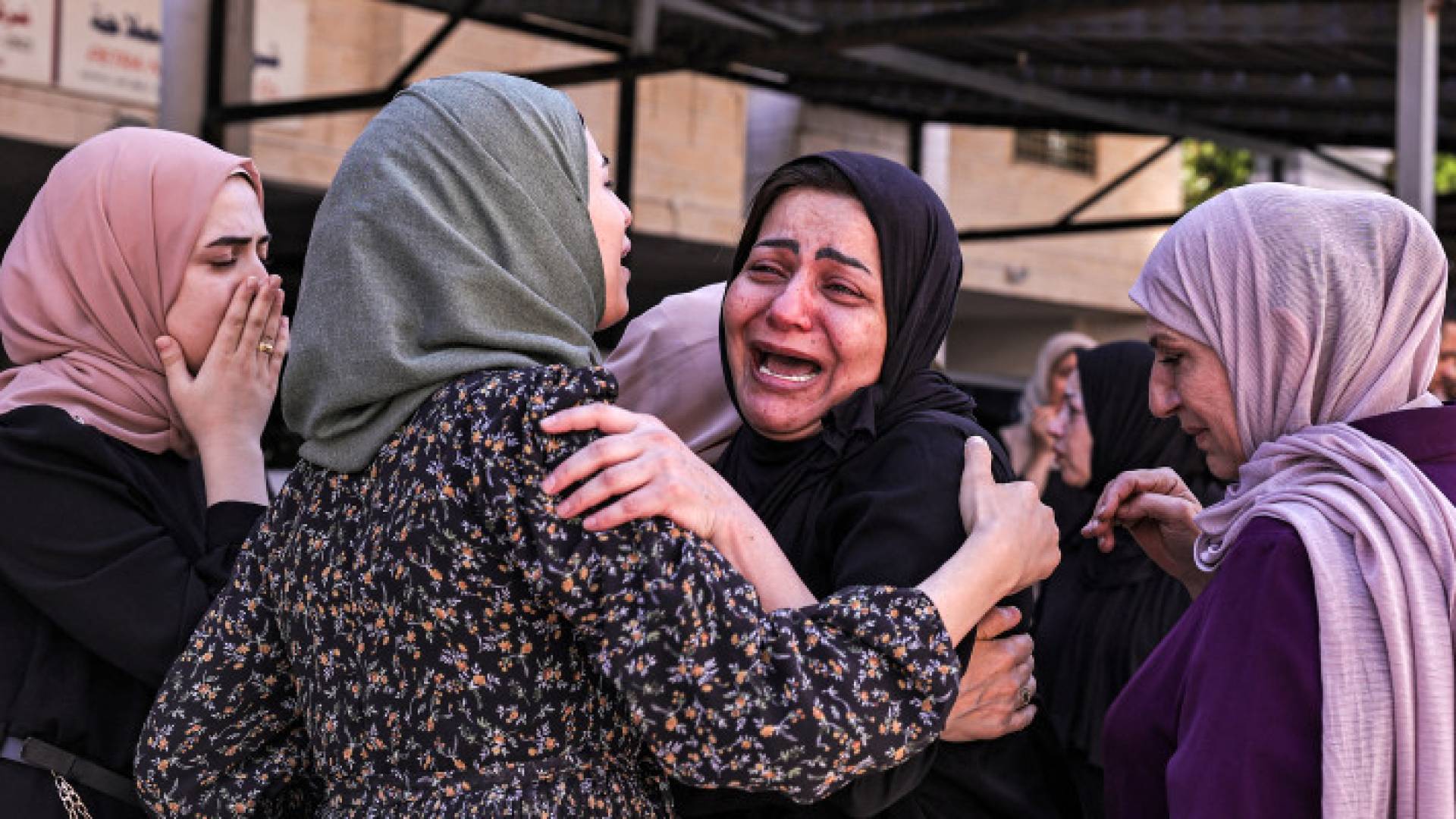 فلسطينية تبكي أحد أفراد عائلته في غزة