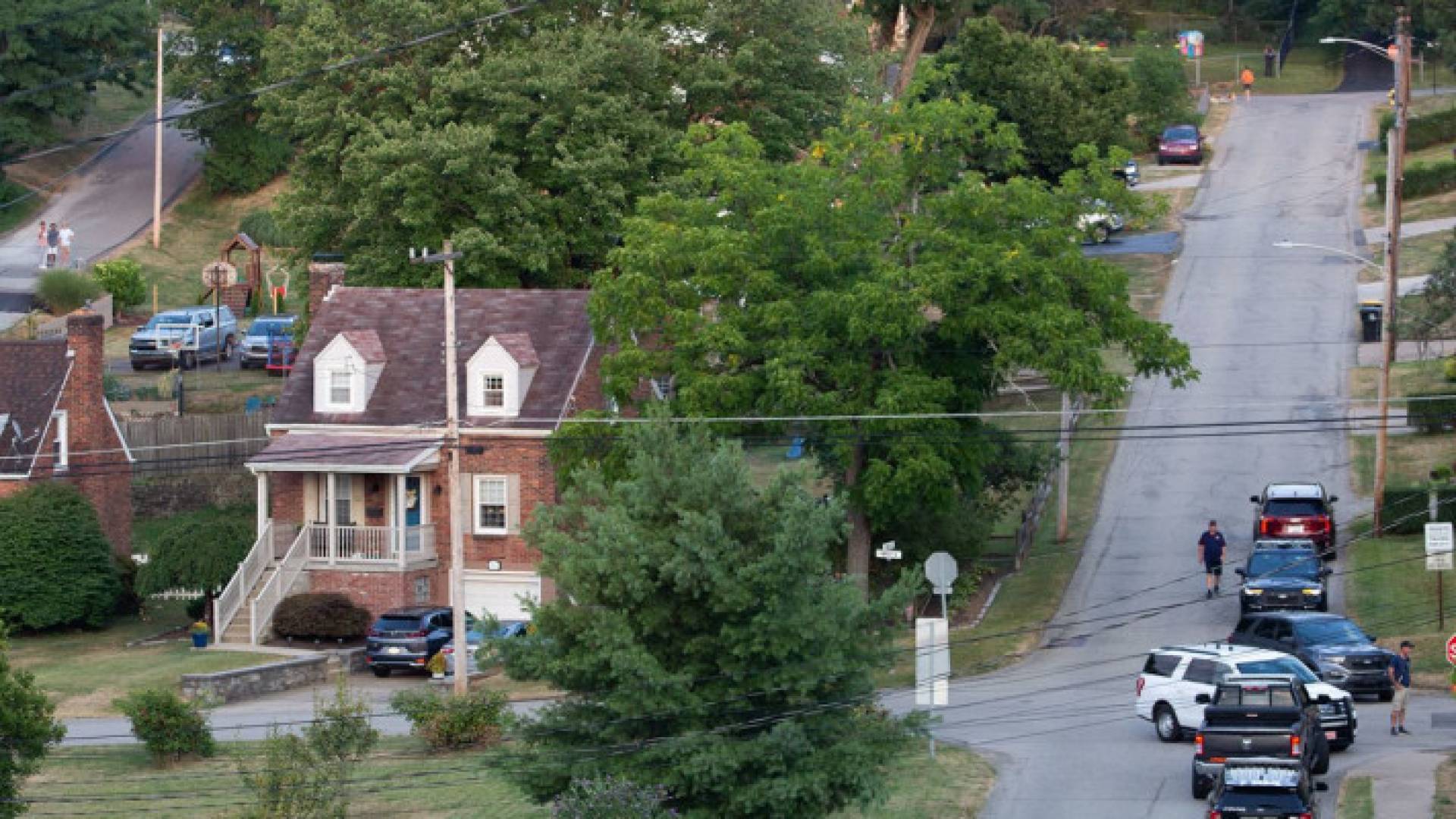 تواصل الشرطة إغلاق الطرق المحيطة بمنزل توماس ماثيو كروكس بينما يواصل مكتب التحقيقات الفيدرالي تحقيقه في محاولة اغتيال الرئيس الأمريكي