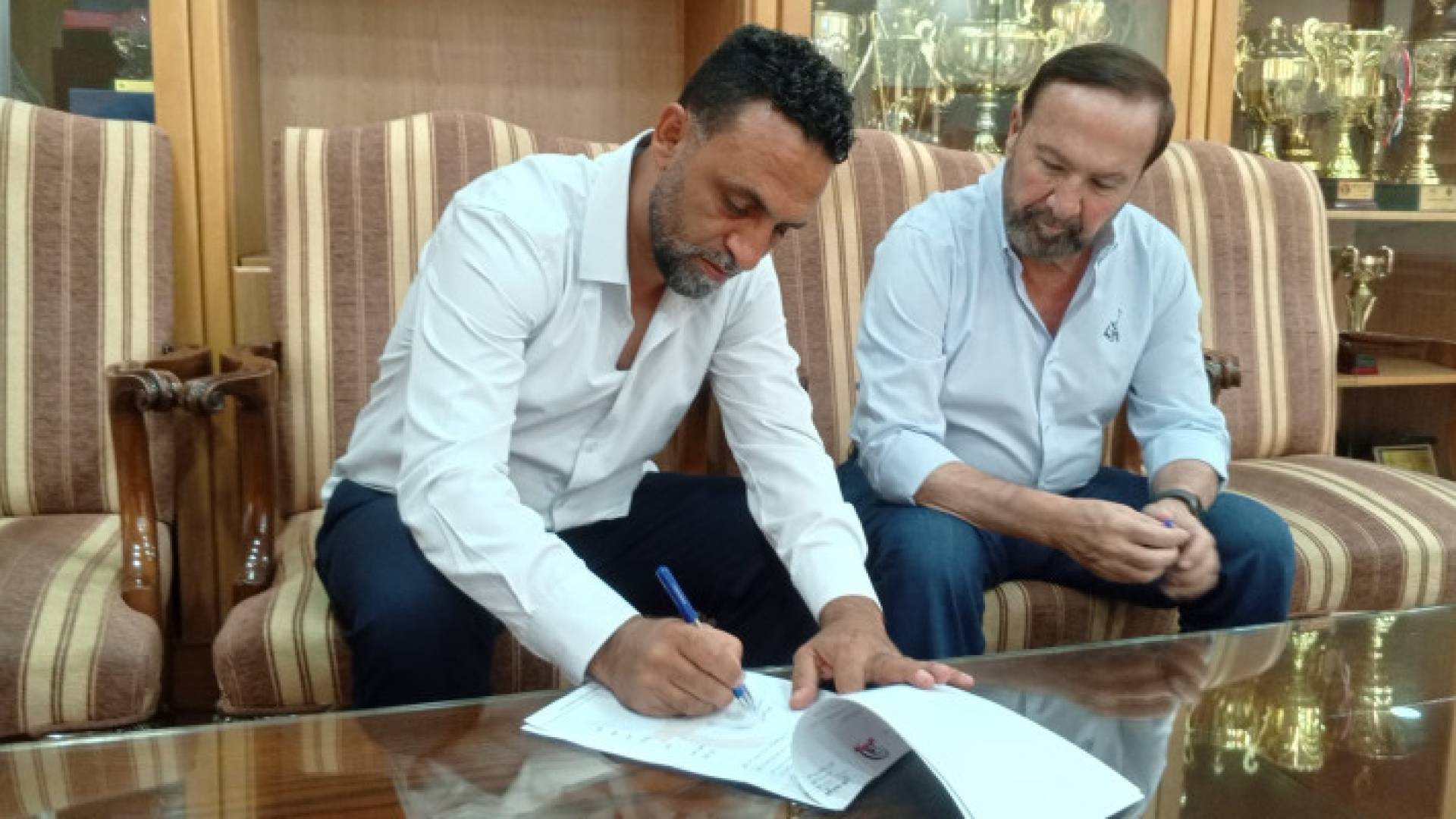 من توقيع العقود