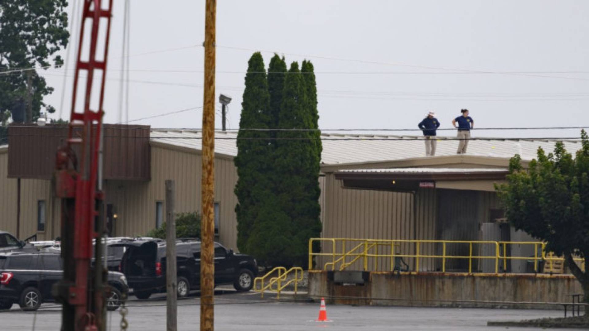 محققي مكتب التحقيقات الفيدرالي بسطح مبنى الذي أطلق منه النار