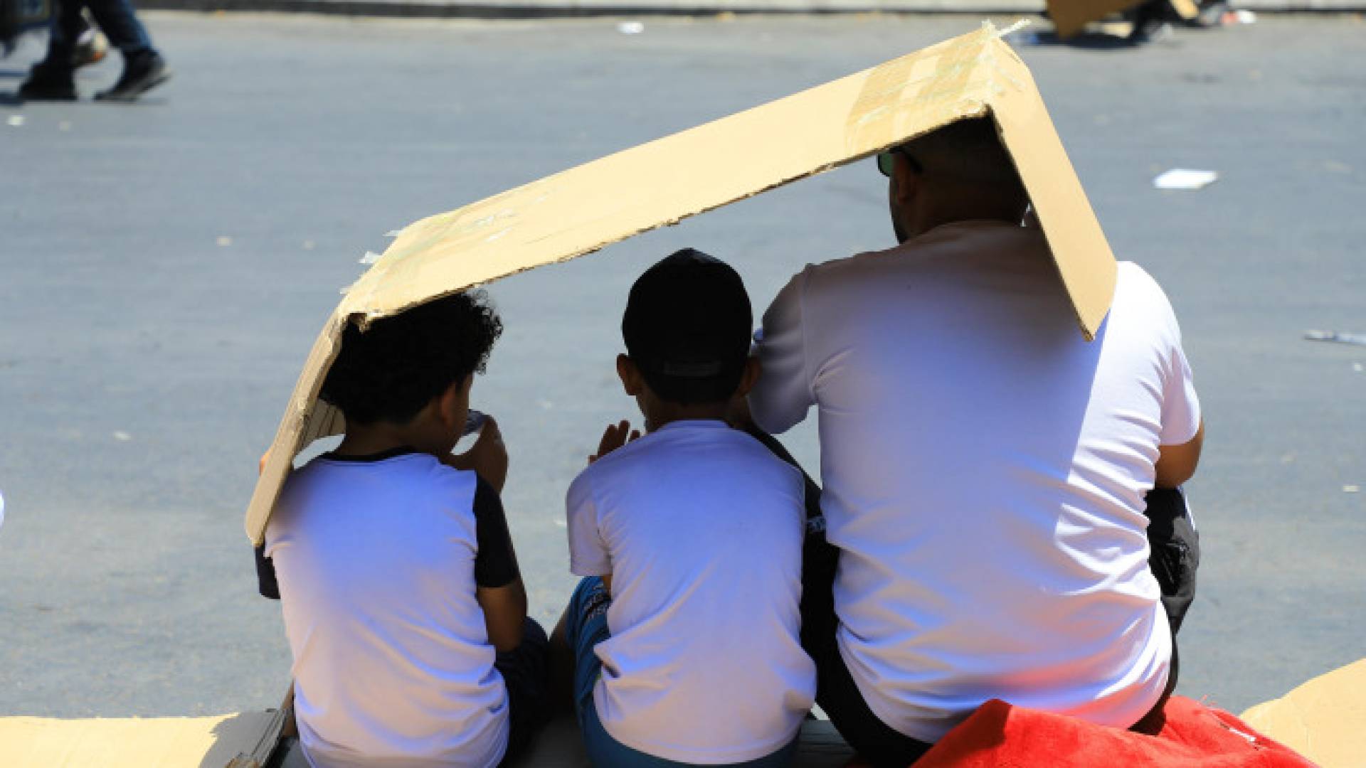 مواطنون يستظلون من أشعة الشمس في العاصمة عمان