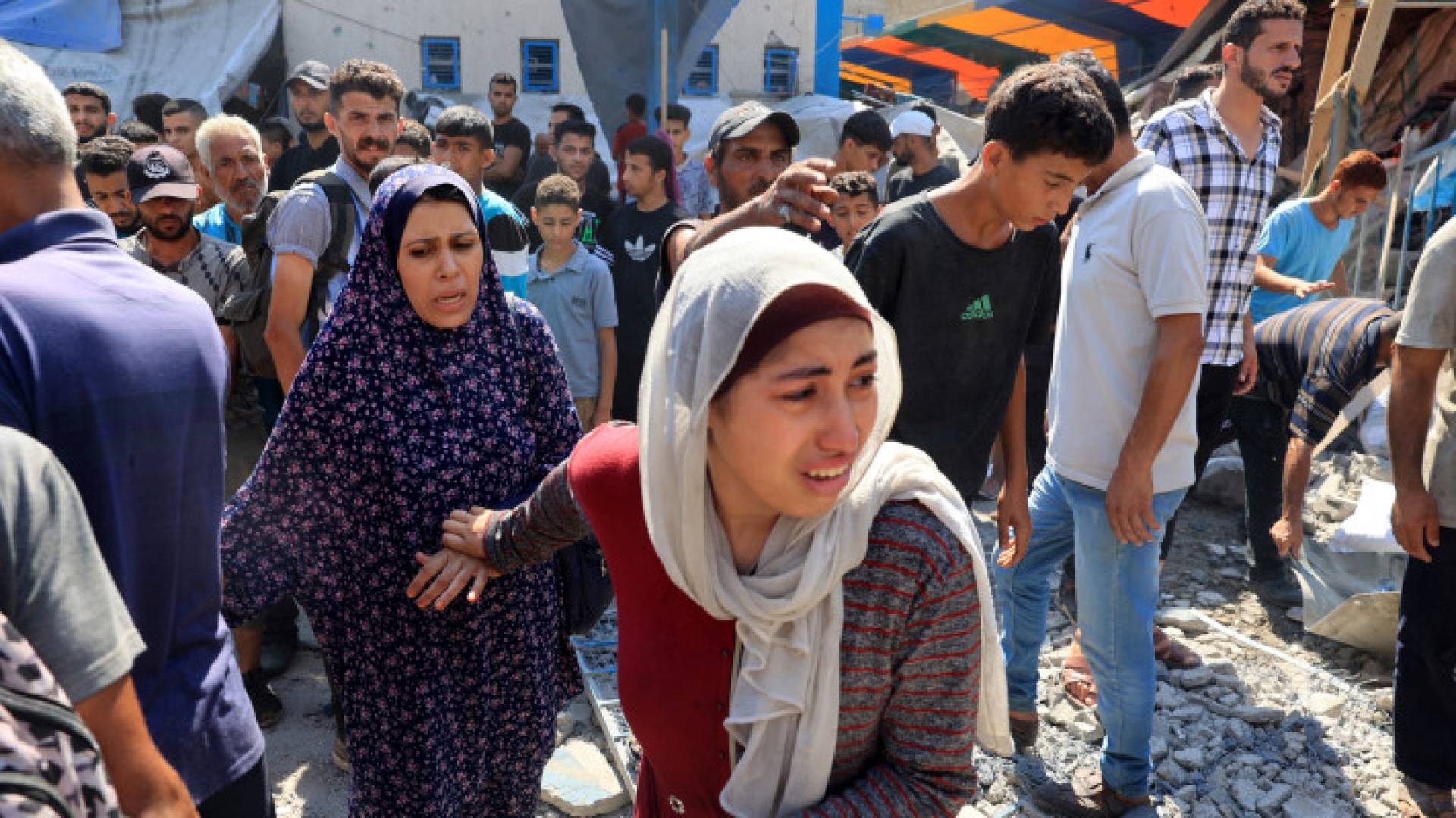 فلسطينيون في مركز إيواء بقطاع غزة