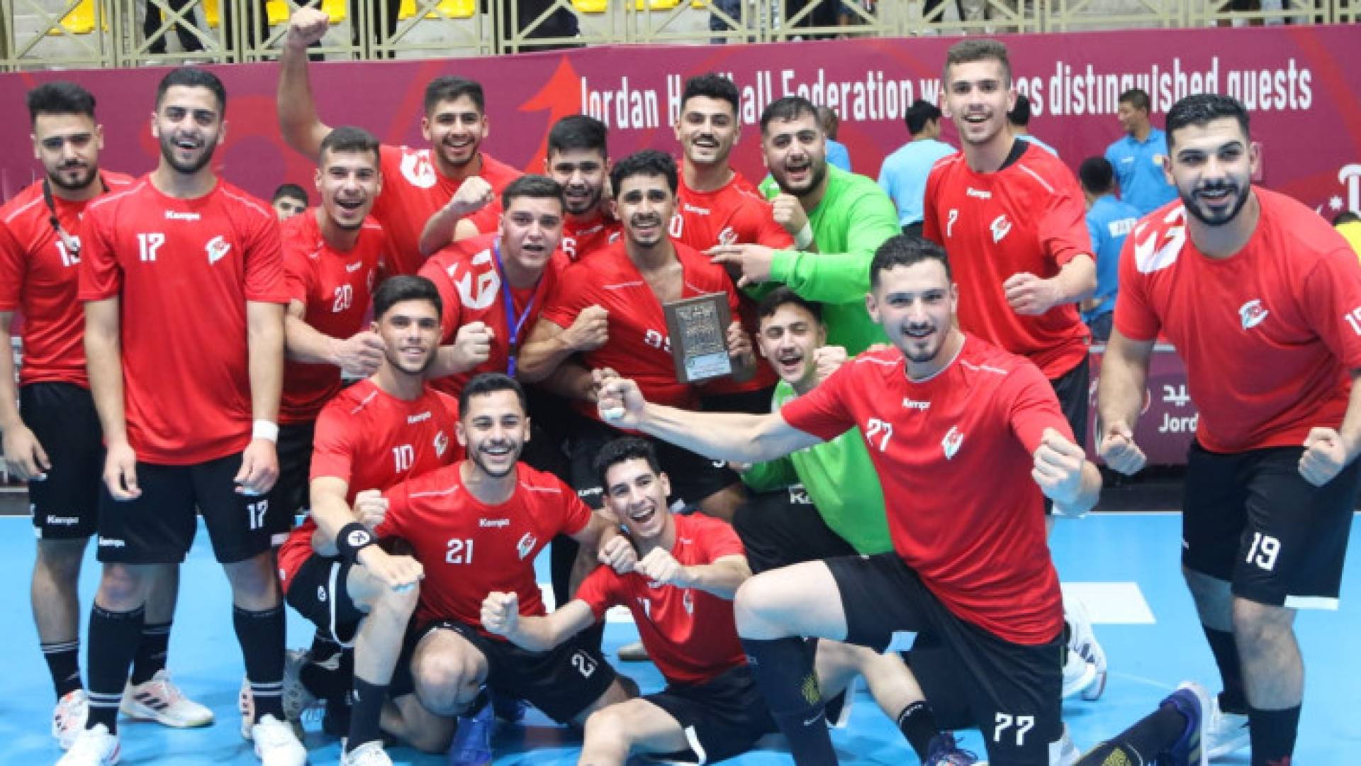 لاعبو المنتخب الوطني يحتفلون بالفوز