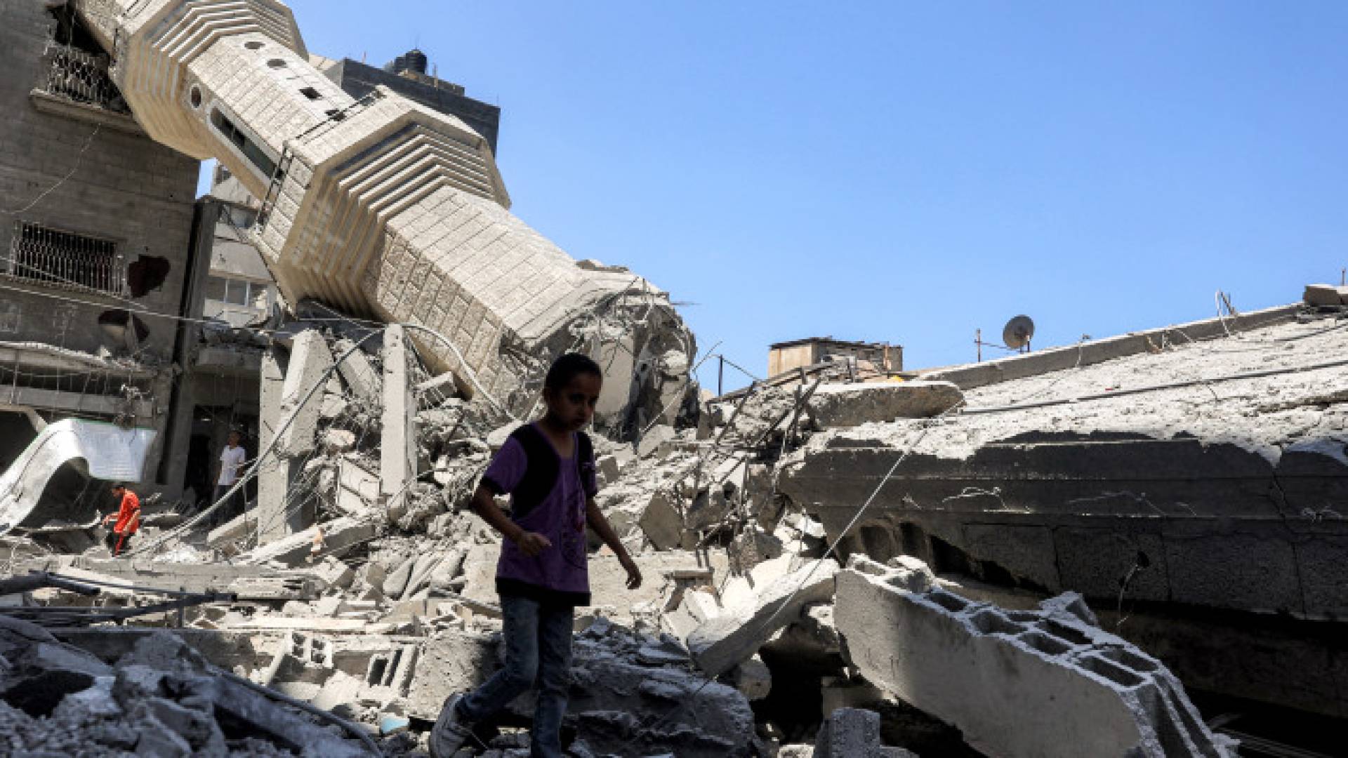 من الدمار الذي خلفه الاحتلال في النصيرات بغزة