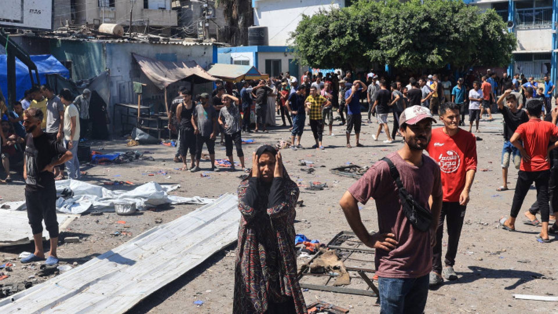 فلسطينيون في مدرسة الرازي بمخيم النصيرات التي استهدفها قصف الاحتلال