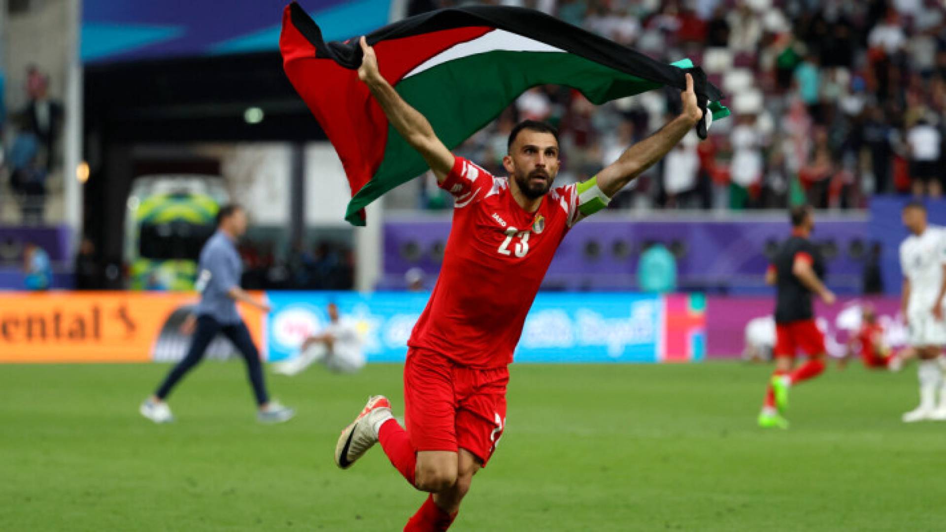 قائد المنتخب الوطني احسان حداد يحتفل بفوز سابق
