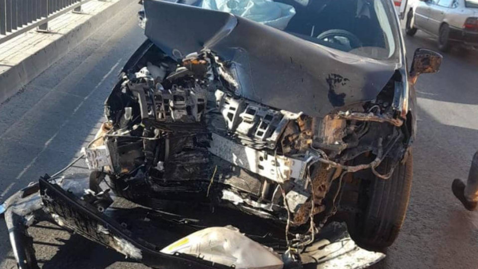 حادث صدم مركبة بالجزيرة الوسطية في شارع الملكة رانيا