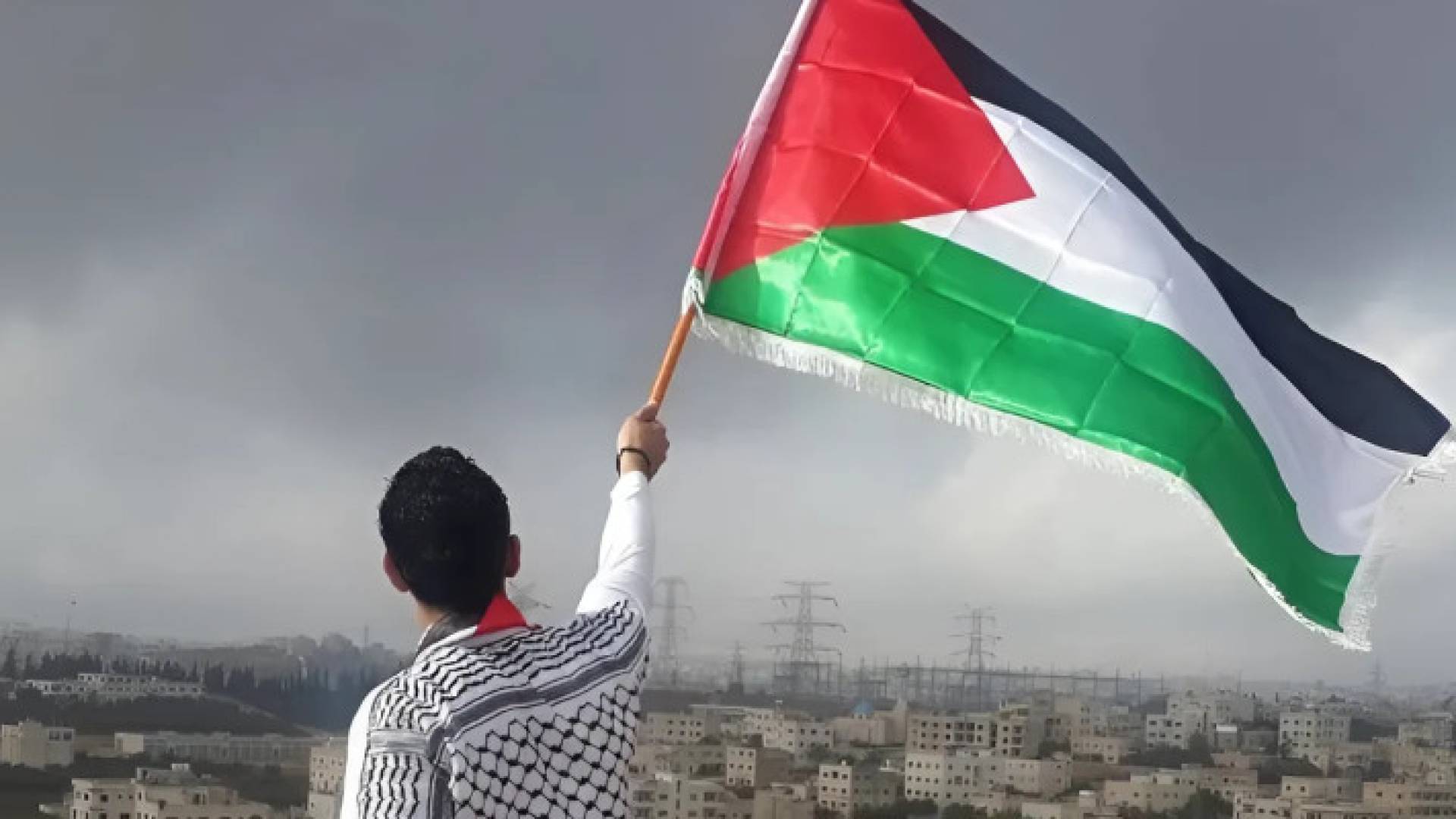 شباب يحمل علم فلسطين