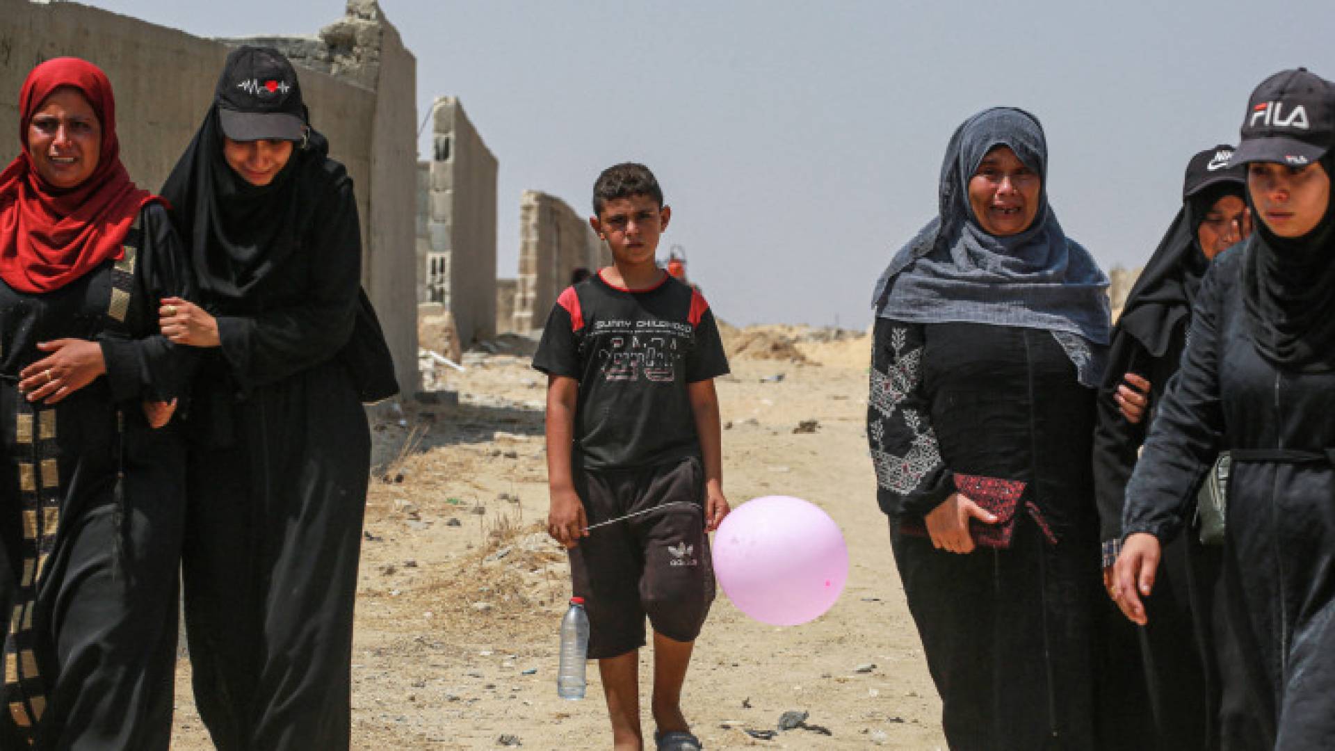 فلسطينيون يبكون قهرا في قطاع غزة "أ ف ب"