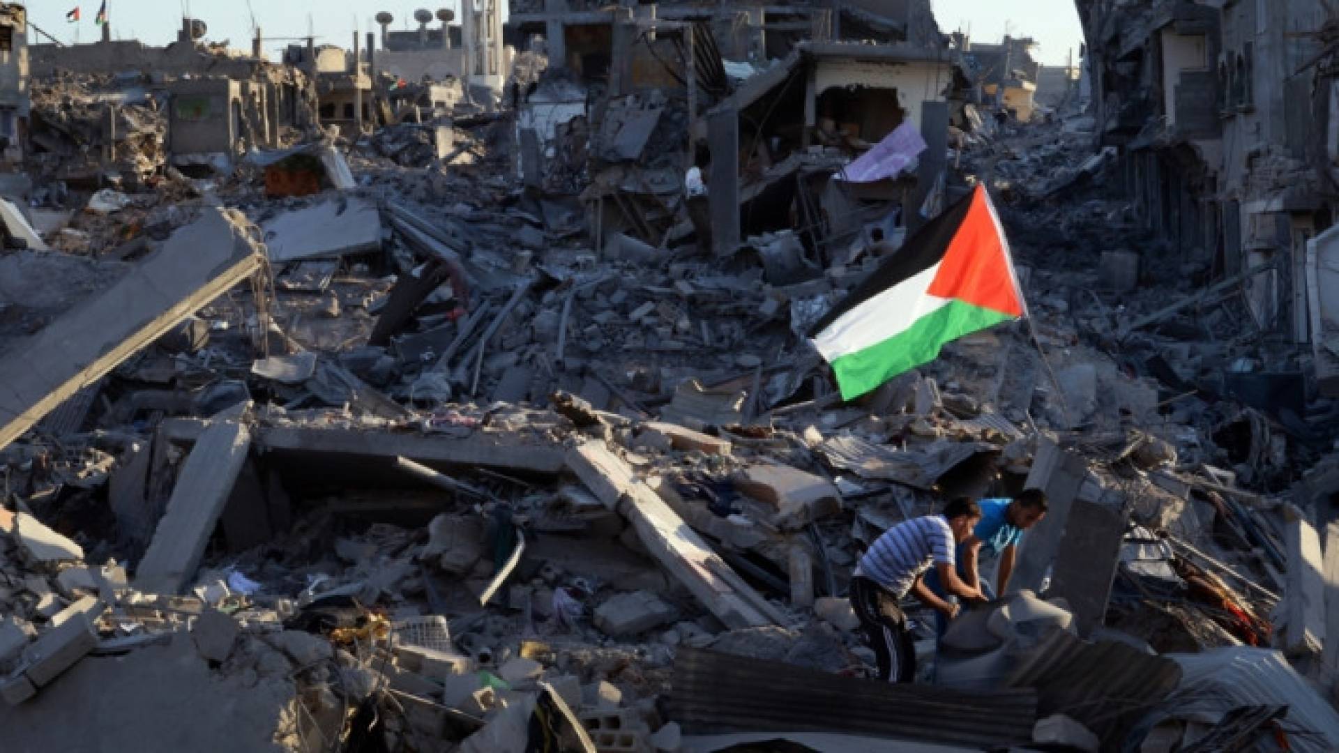علم فلسطين فوق الركام في غزة