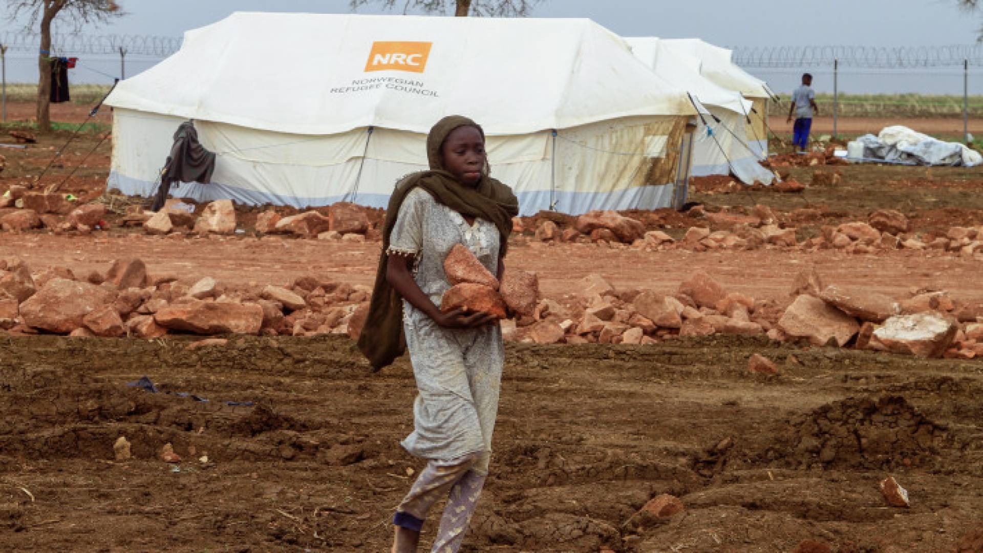 أشخاص نصبوا خيامهم في مخيم للسودانيين النازحين داخليا من ولاية سنار