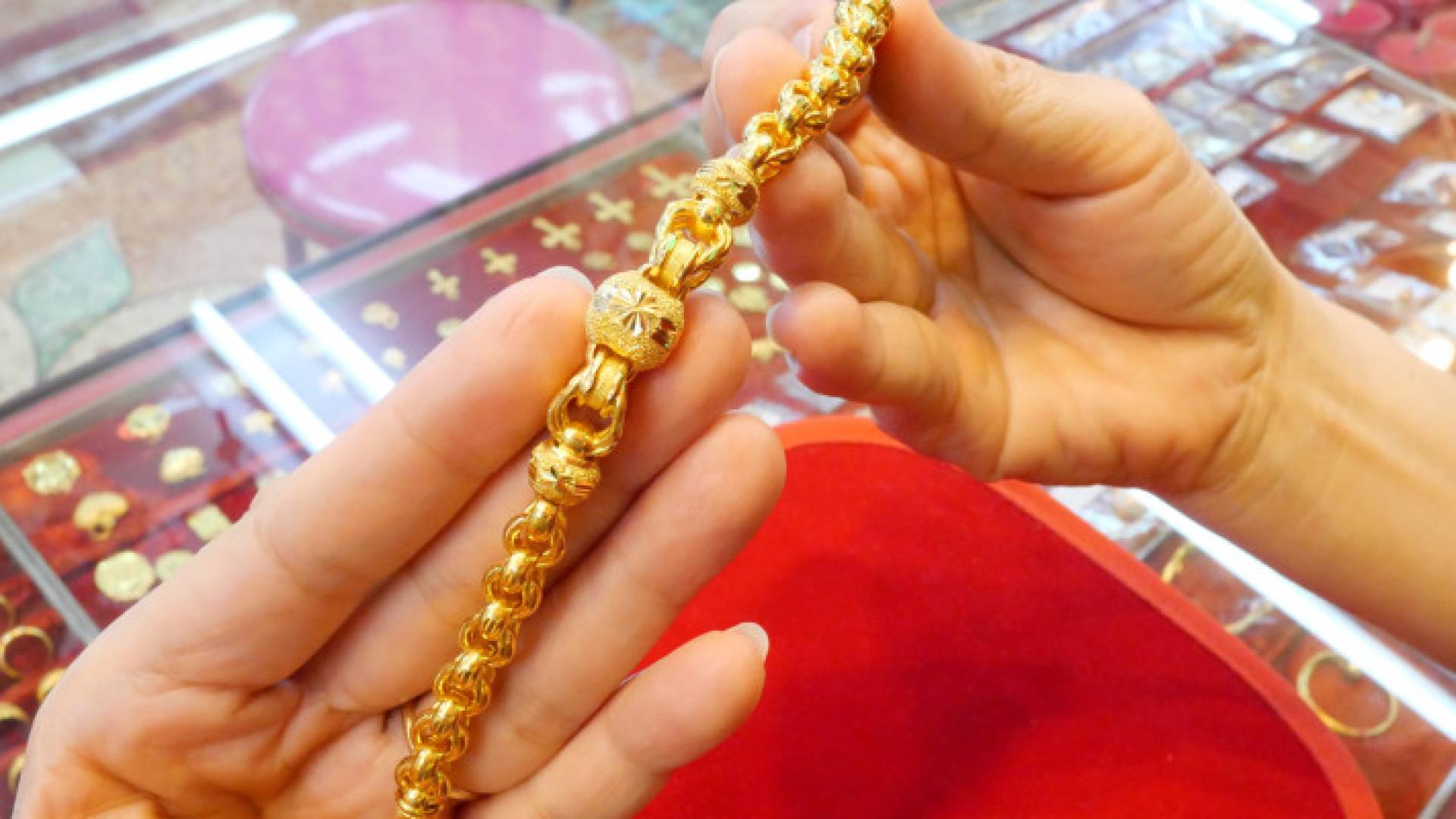 شخص يمسك مصاغ ذهبية