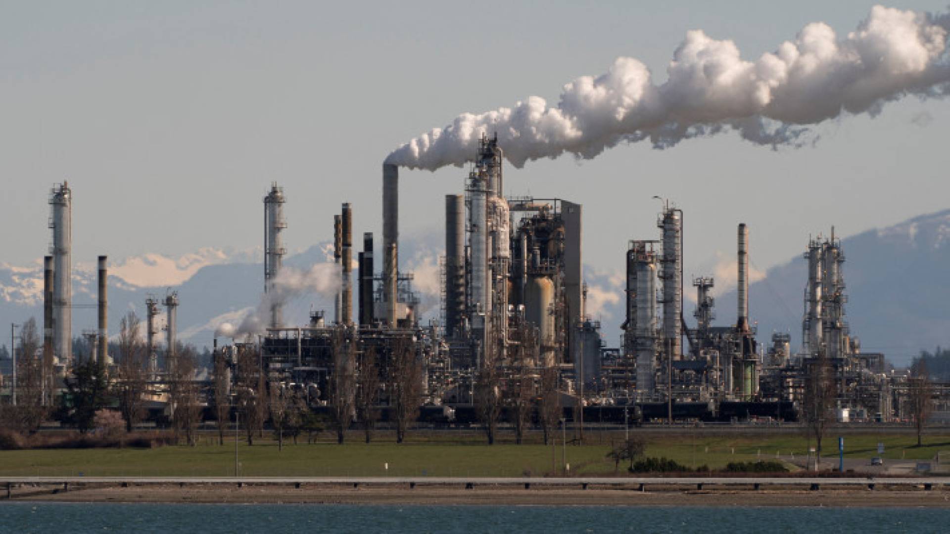 منظر عام يظهر مصفاة ماراثون بتروليوم، في أنكورتيس، واشنطن، الولايات المتحدة،