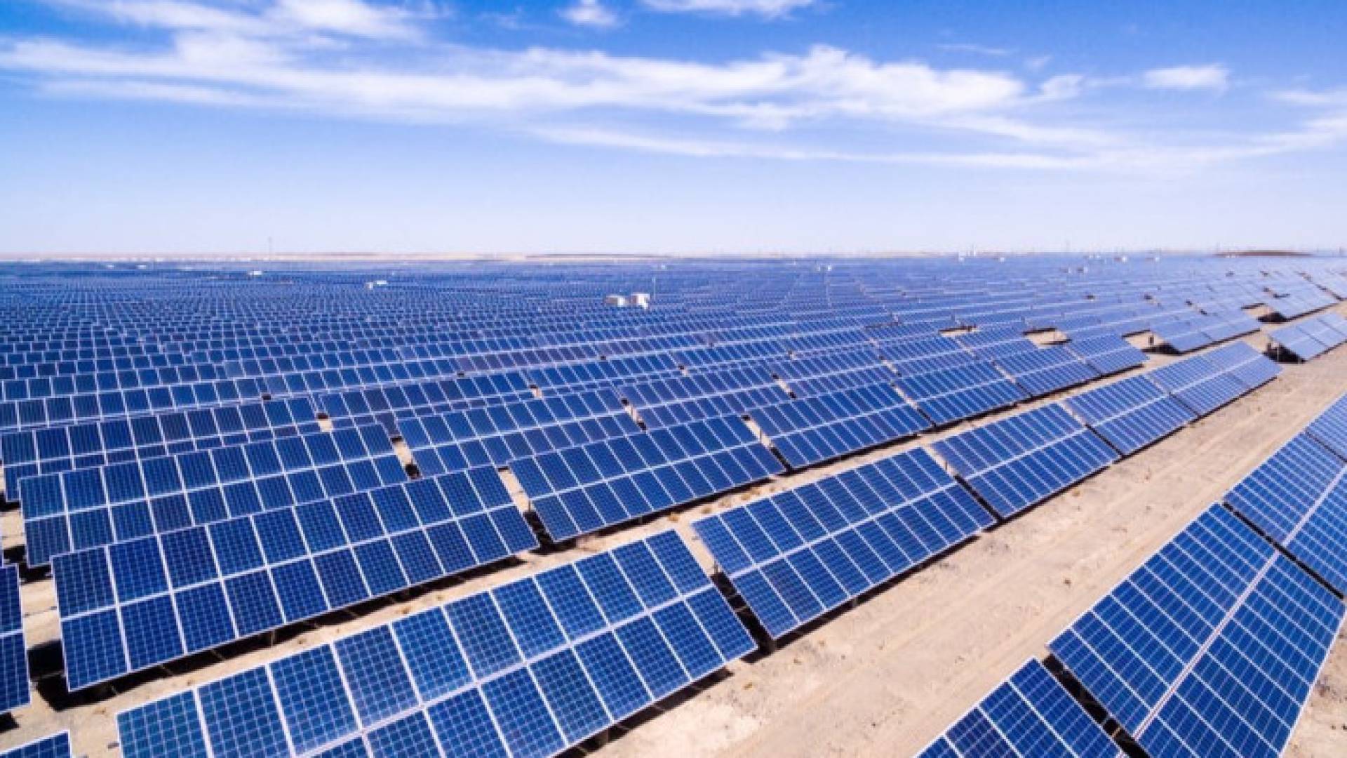 ألواح طاقة شمسية