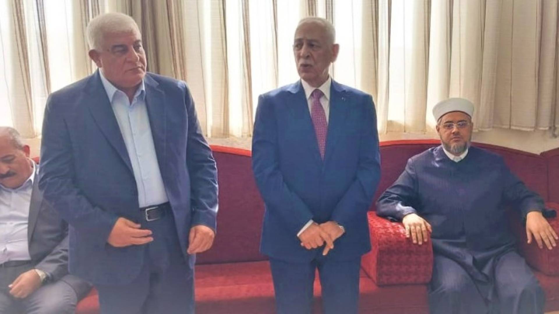 رئيس الديوان الملكي الهاشمي يوسف العيسوي خلال تأدية واجب العزاء