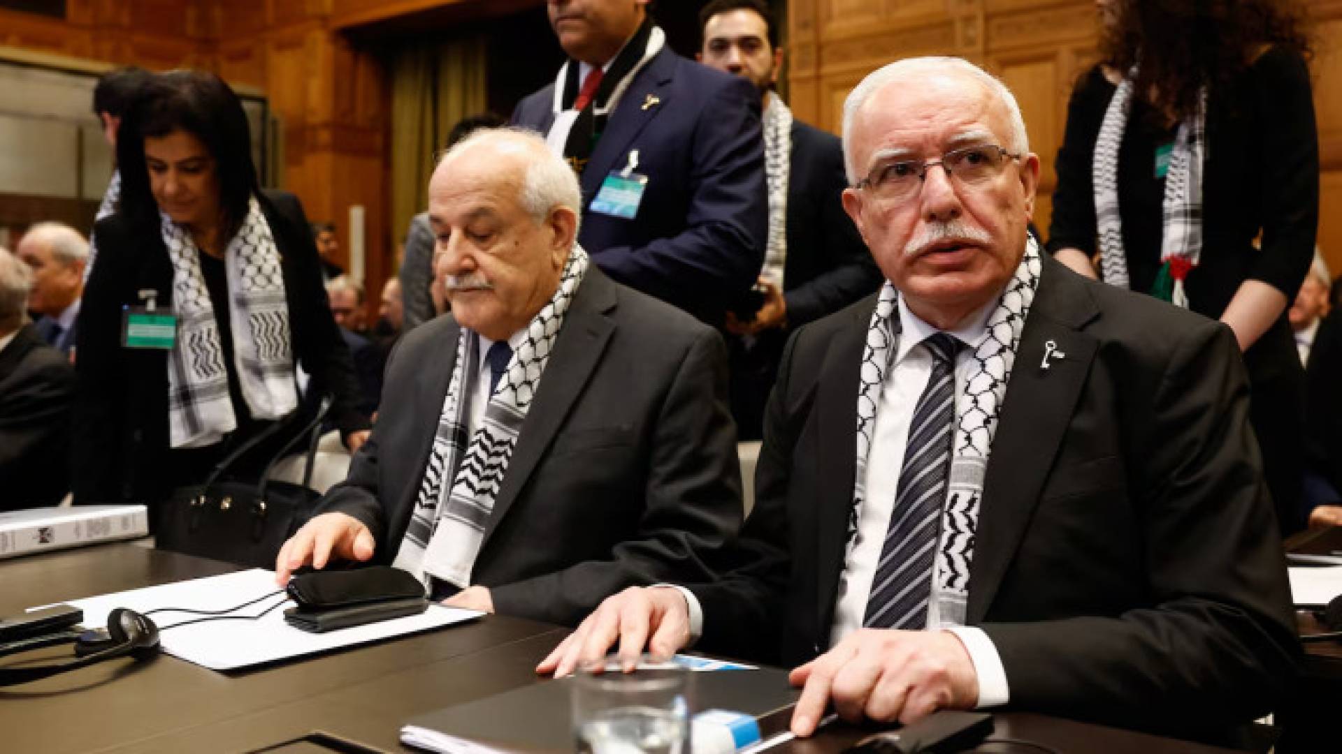 وزير الخارجية الفلسطيني رياض المالكي والمبعوث الفلسطيني لدى الأمم المتحدة رياض منصور في جلسة للعدل الدولية