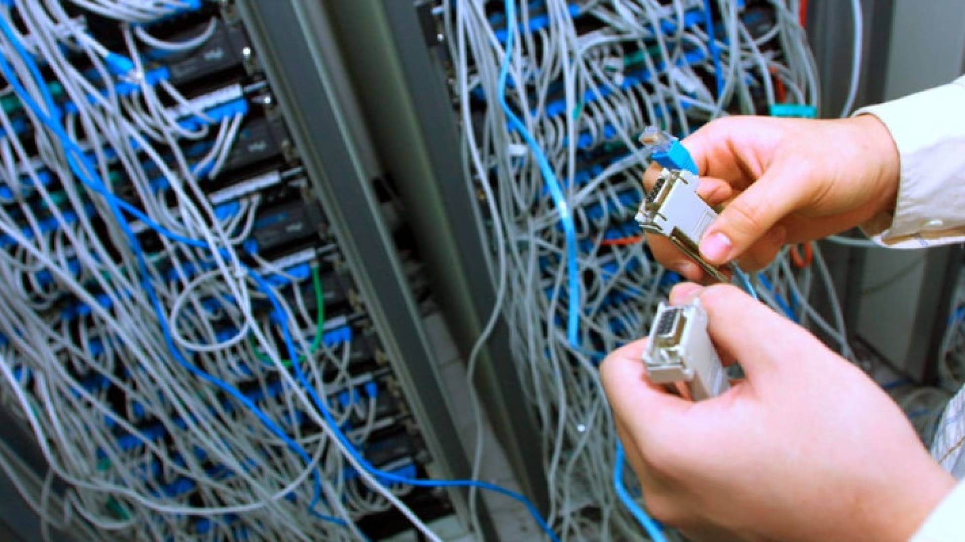 خلل تقني عالمي يؤثر على أنظمة الحوسبة حول العالم - فيديو