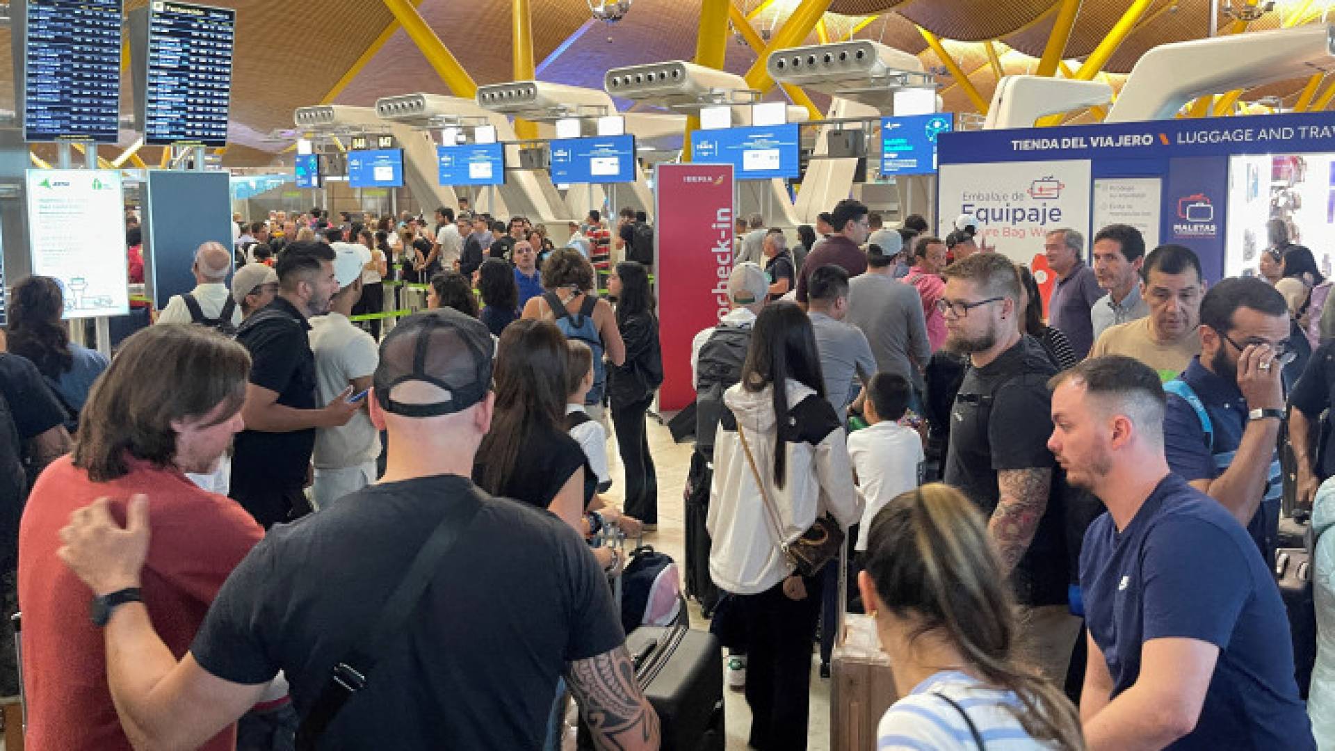 من داخل مطار إزمير