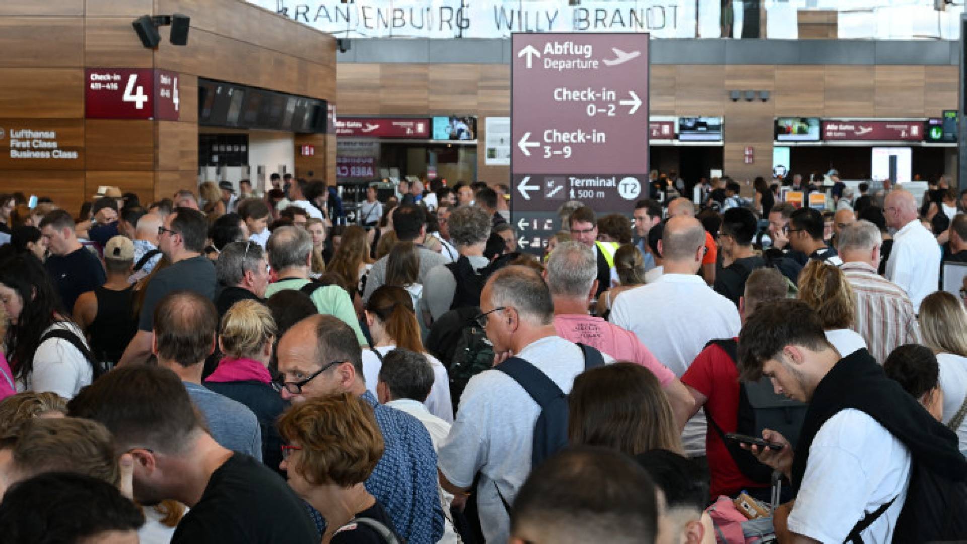 طوابير من المسافرين في مطار برلين بعد الخلل التقني