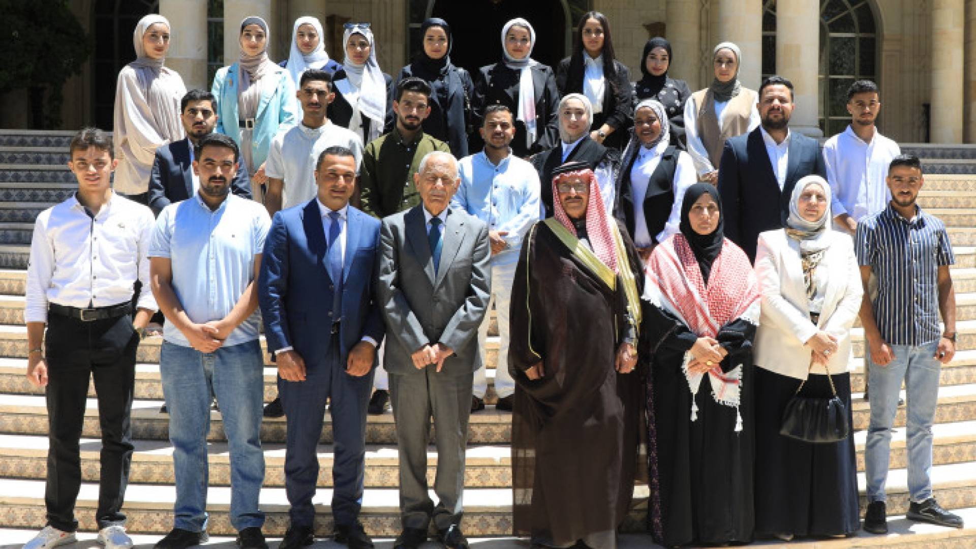*رئيس الديوان الملكي يلتقي وفدا شبابيا من مركز ماعين