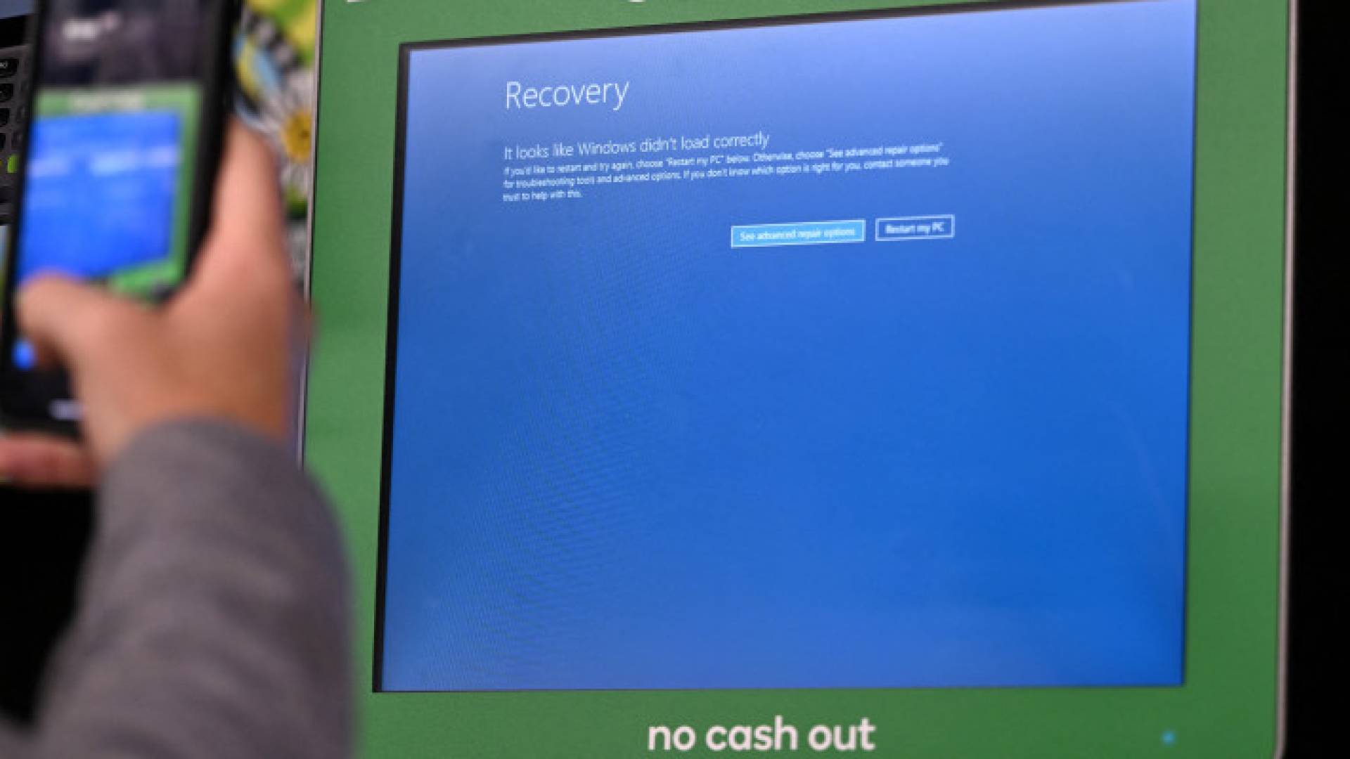 رجل يوثق ظهور الشاشة الزرقاء جراء خلل تقني عالميا