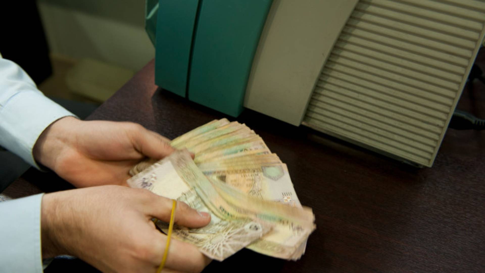 صورة تعبر عن حوالات مالية