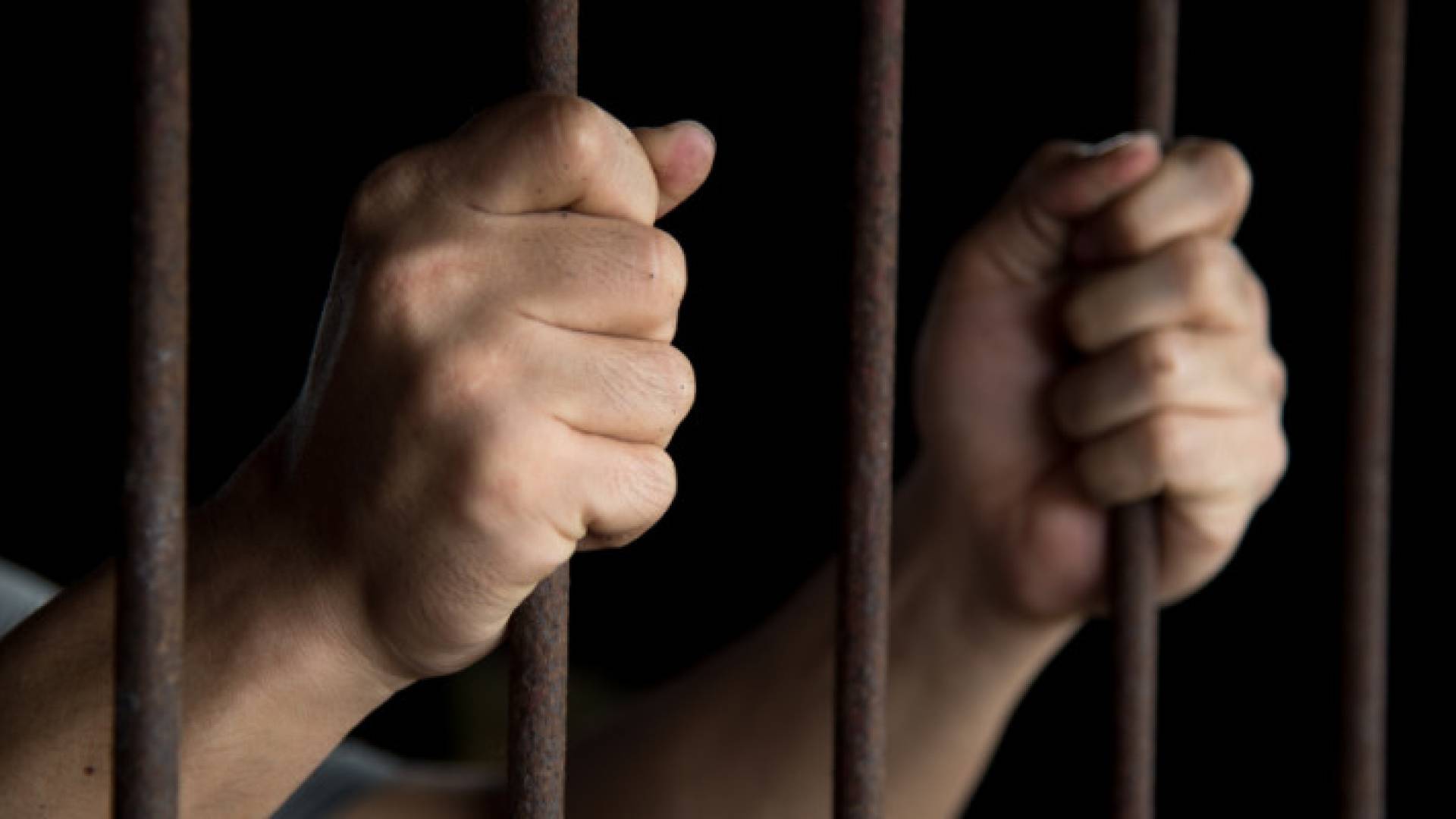 شخص خلف القضبان