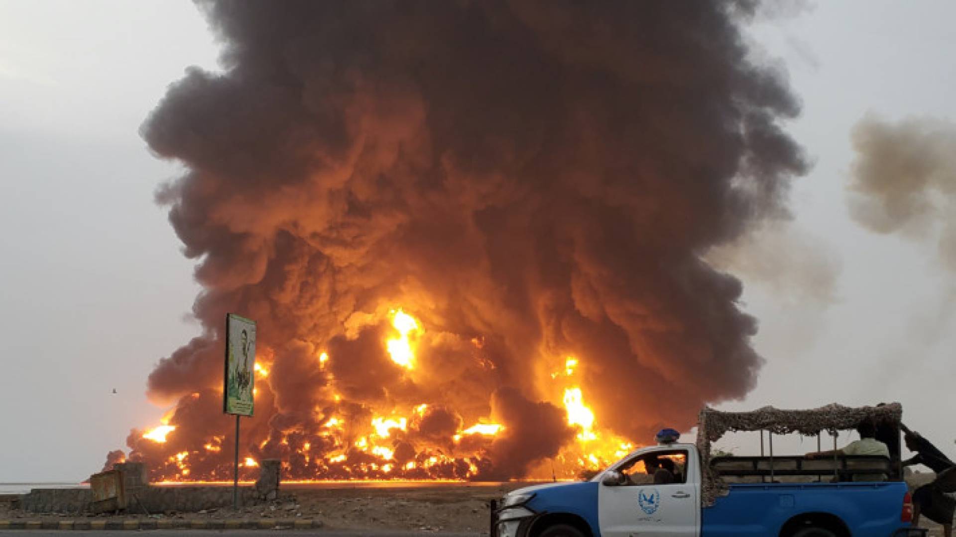 غارة للاحتلال على مدينة الحديدة استهدفت منشآت تخزين النفط في الميناء