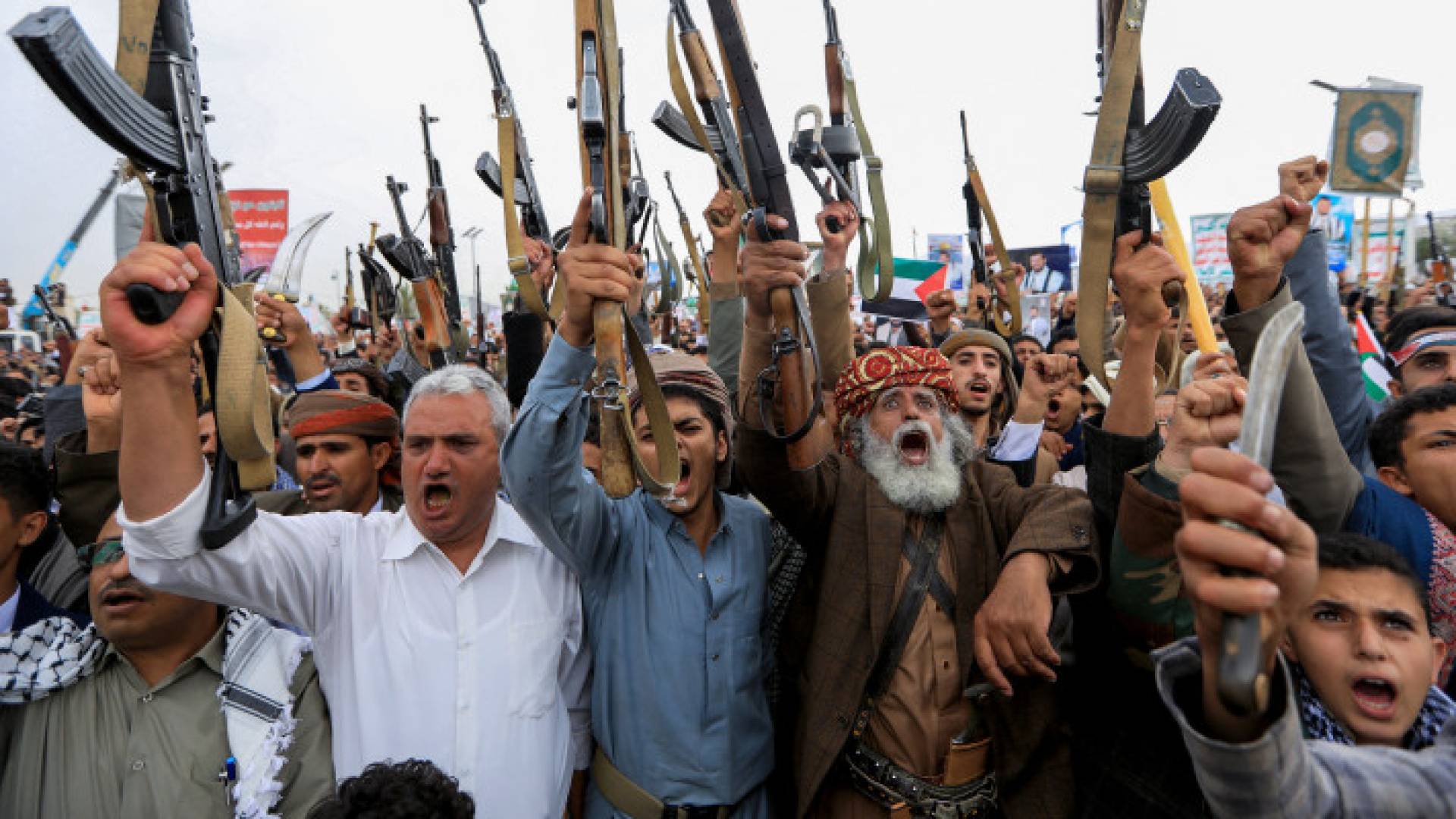 حشوج من الحوثيين يحملون أسلحة في وقفة داعمة لغزة