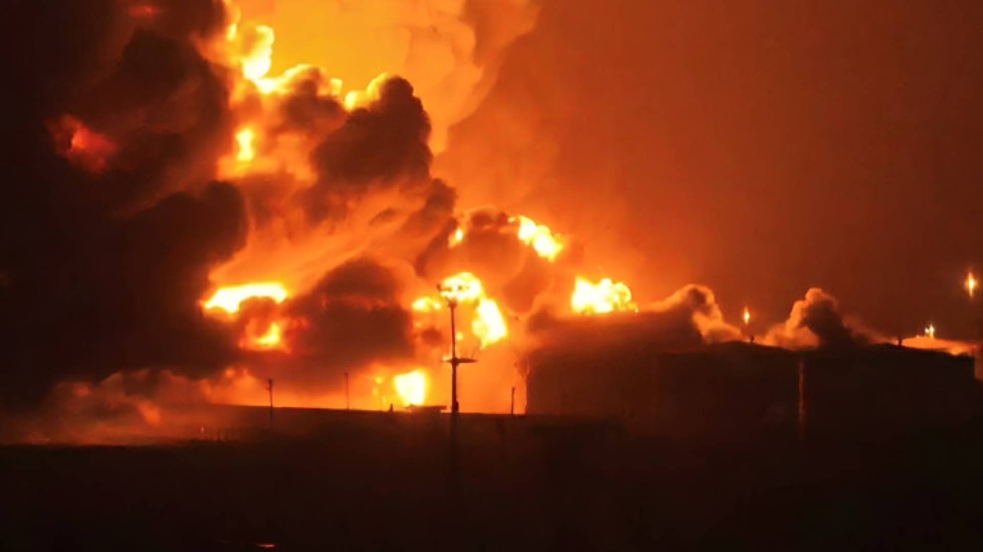 النيران لا تزال مشتعلة في ميناء الحديدة