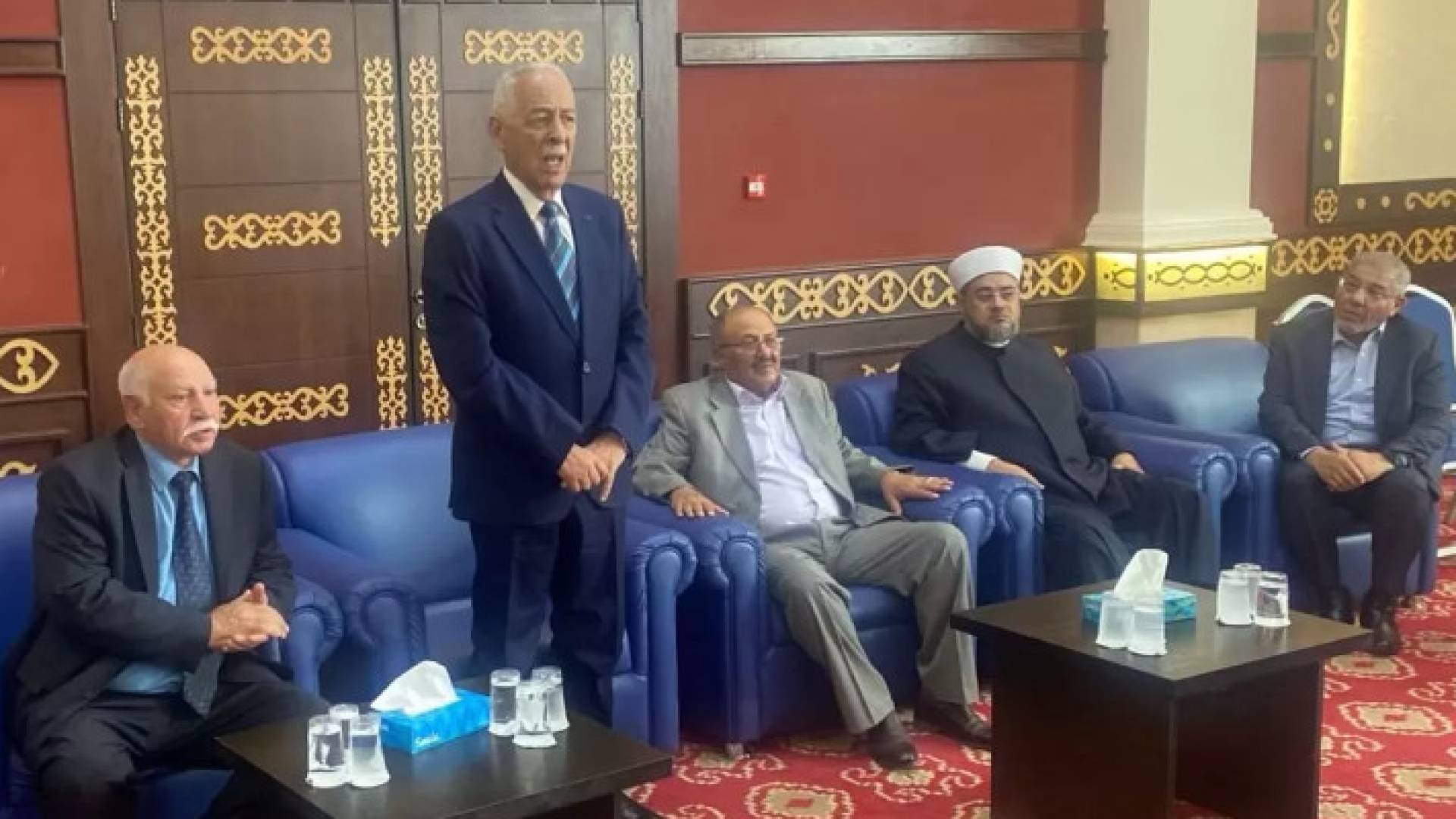 رئيس الديوان الملكي الهاشمي يوسف حسن العيسوي يقدم واجب العزاء إلى آل جنب وآل كسبي