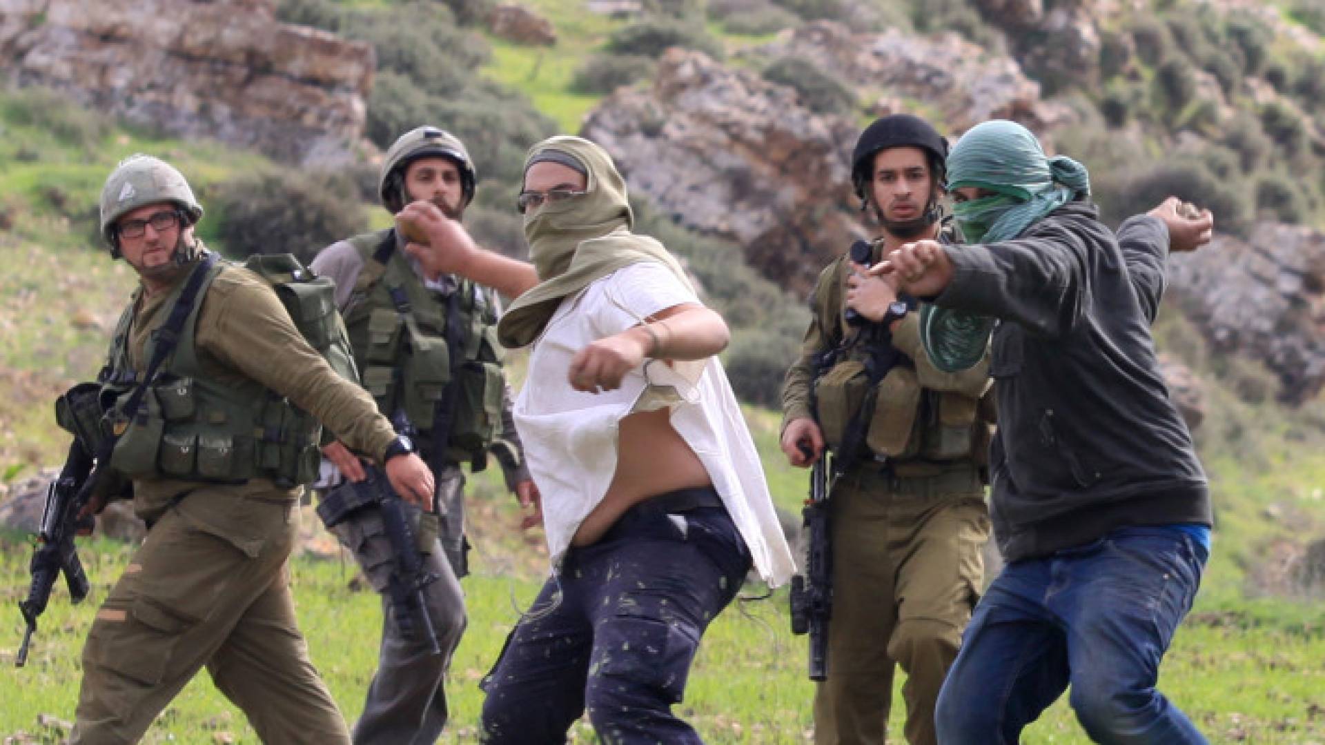 مستوطنون يعتدون على فلسطينيين