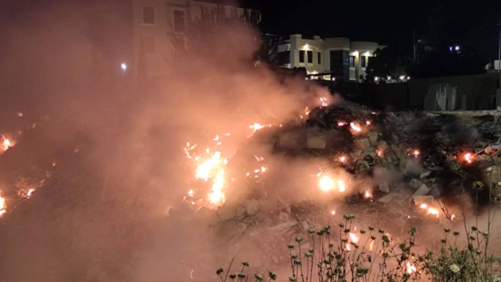 حريق مخلفات كرتونية وبلاستيكية