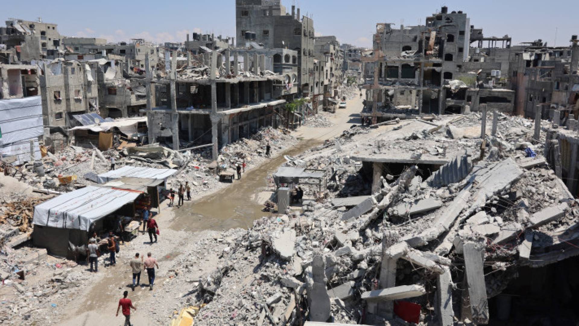 فلسطينيون في أحياء مدمرة بمخيم جباليا شمال غزة