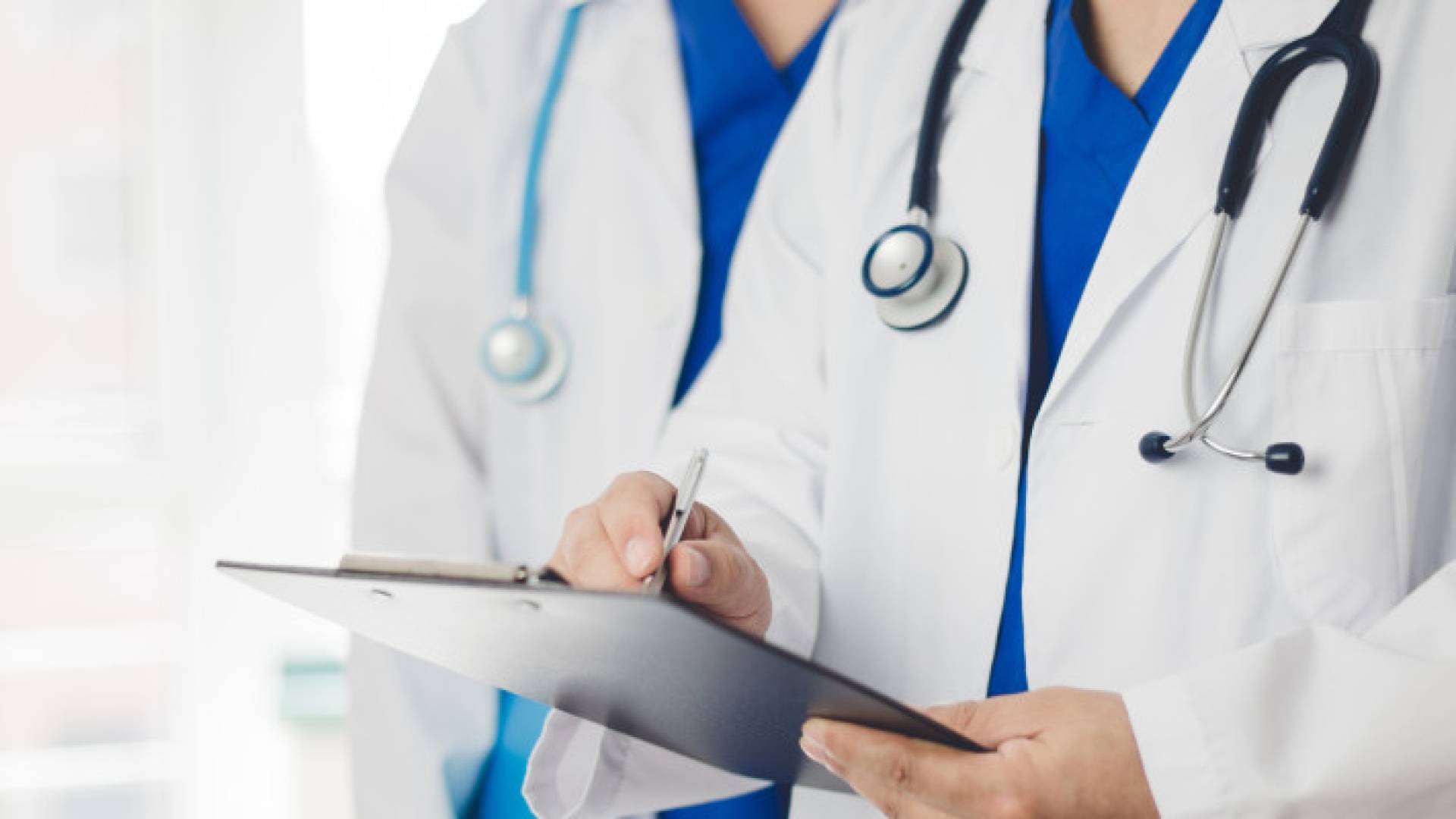 طبيبان يعملان بأحد المستشفيات - تعبيرية