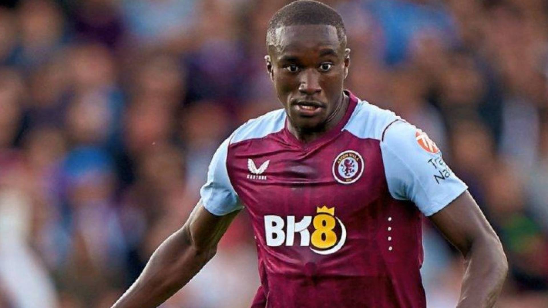 اللاعب الفرنسي موسى ديابي بقميص استون فيلا