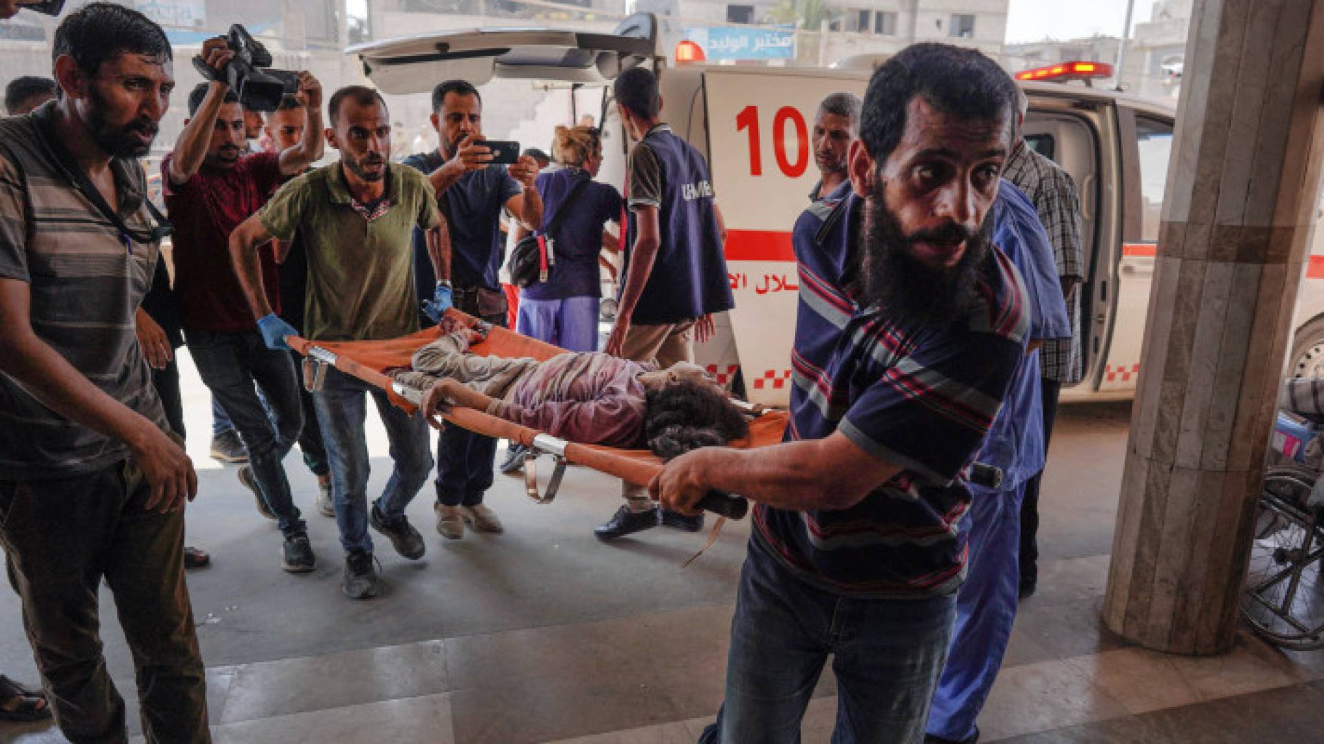 فلسطينيون يسعفون طفلة أصيبت بغارات الاحتلال في خان يونس جنوبي قطاع غزة