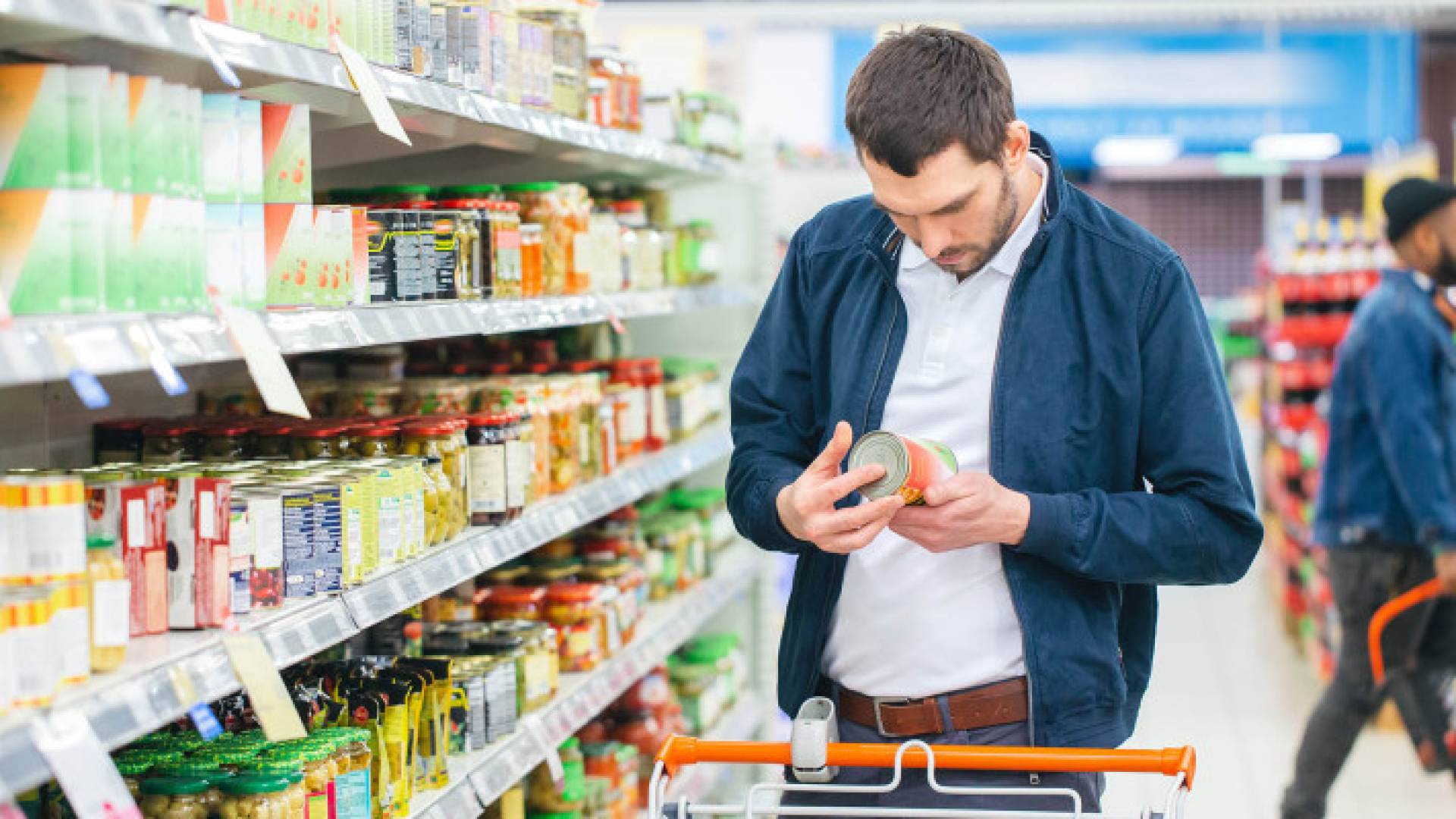 شخص يقوم بشراء سلع استهلاكية - تعبيرية