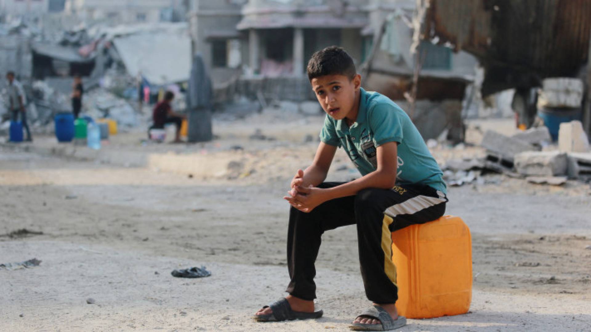 طفل يجلس بين الركام في غزة "أ ف ب"