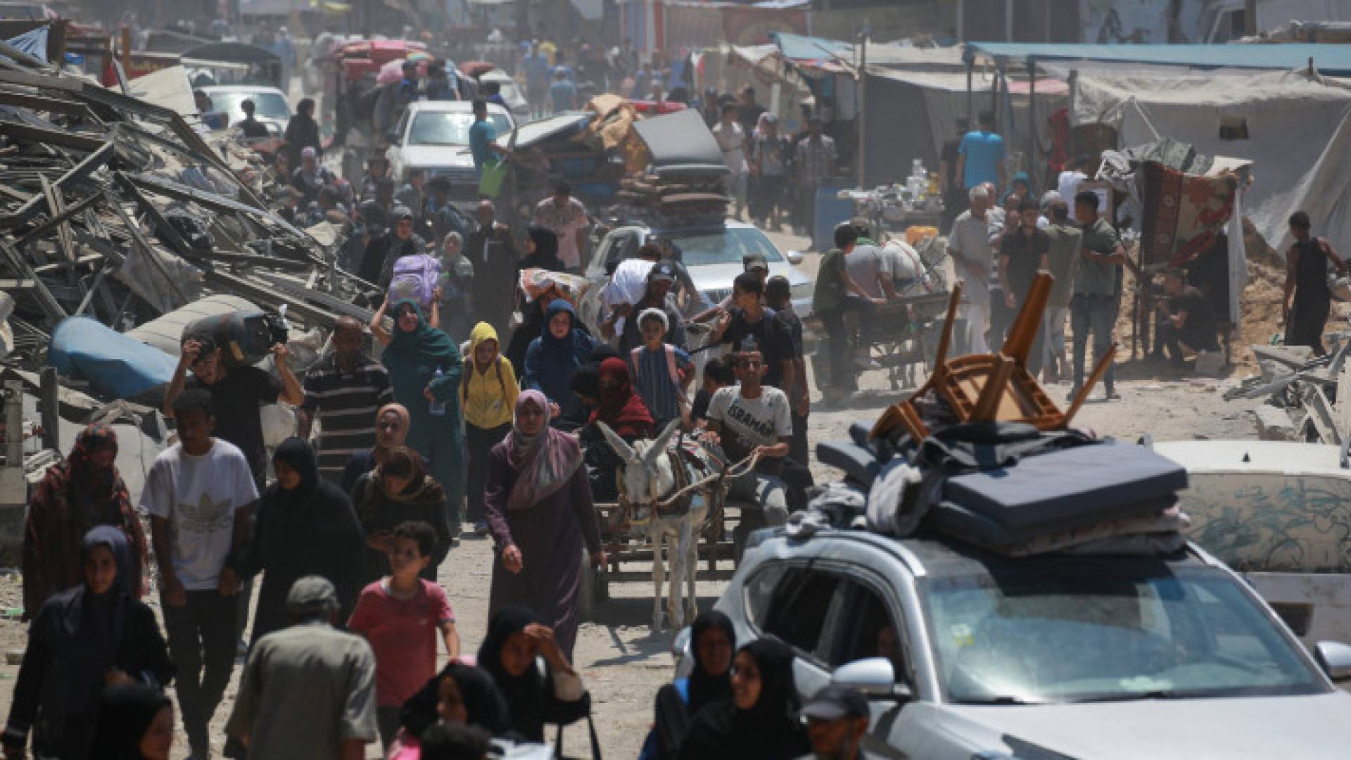 فلسطينيون ينزحون بعيداً عن الأحياء الشرقية لخان يونس في جنوب قطاع غزة
