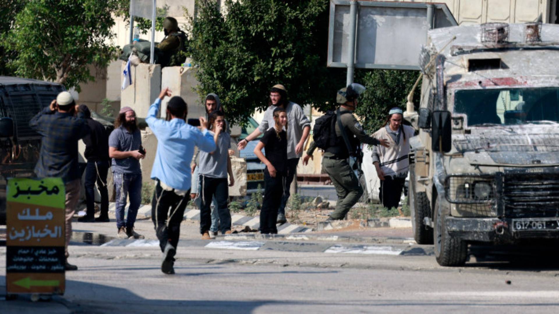 مستوطنون يقتحمون بلدة دير شرف في نابلس بالضفة الغربية
