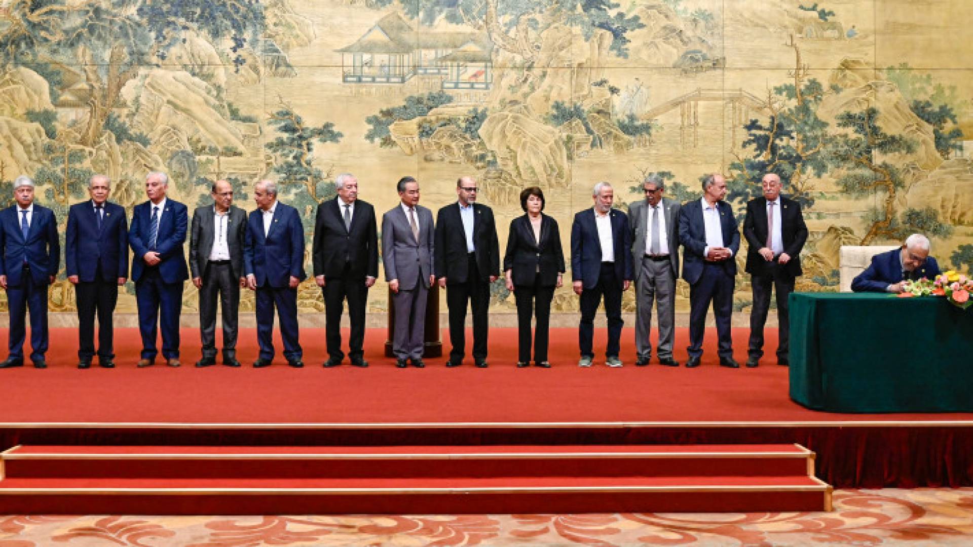 توافق 14 فصيلاً فلسطينياً على تشكيل "حكومة مصالحة وطنية مؤقتة" لإدارة غزة بعد الحرب