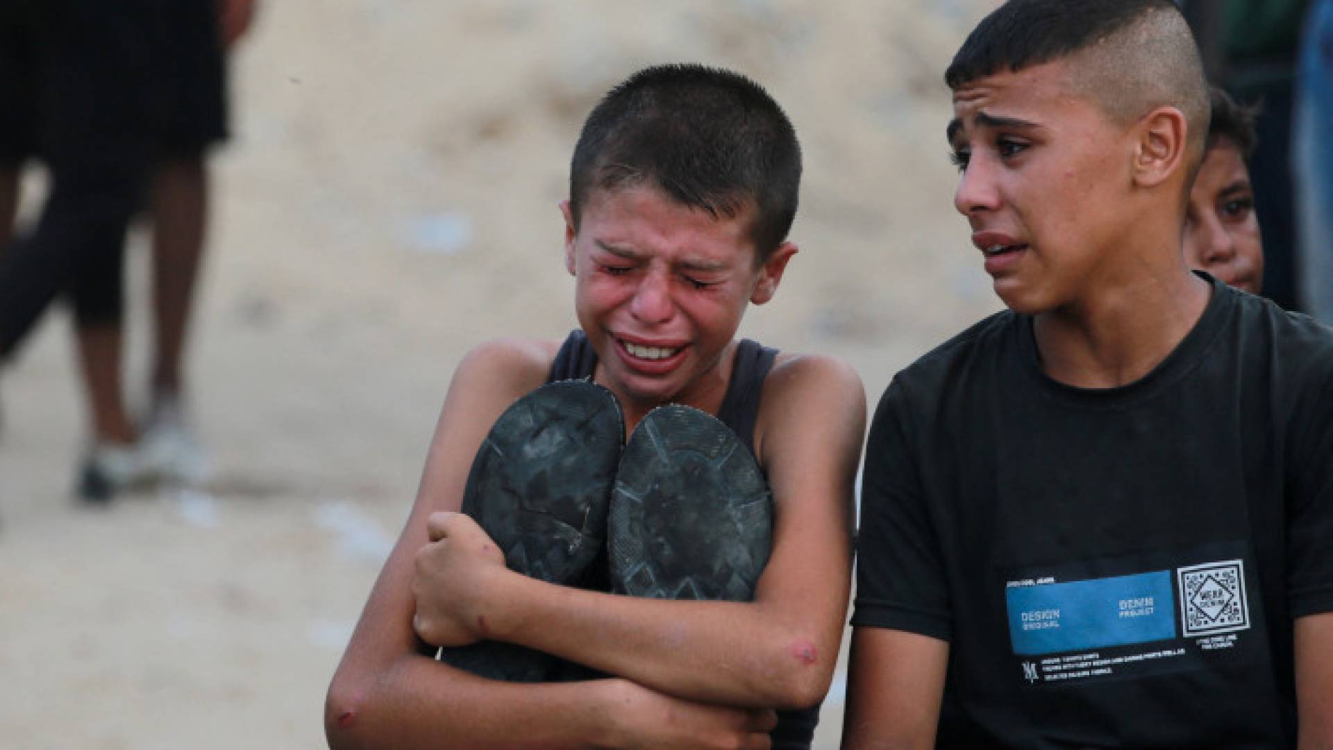 طفل فلسطيني يبكي قهرا في قطاع غزة