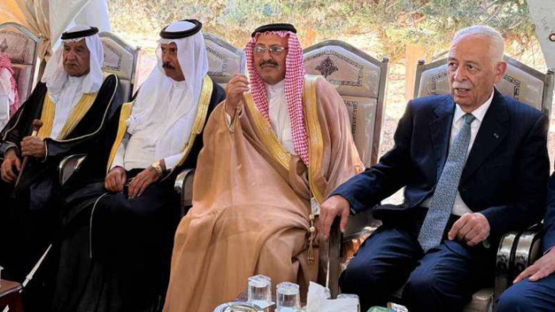 مندوبا عن الملك وولي العهد.. العيسوي يعزي قبيلة الدعجة بوفاة العقيد نايف عليان الجربان