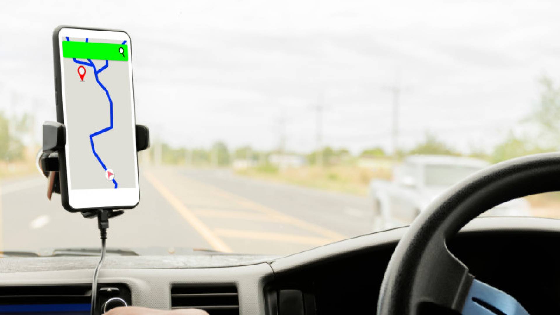 شخص يتابع نظاك الخرائط