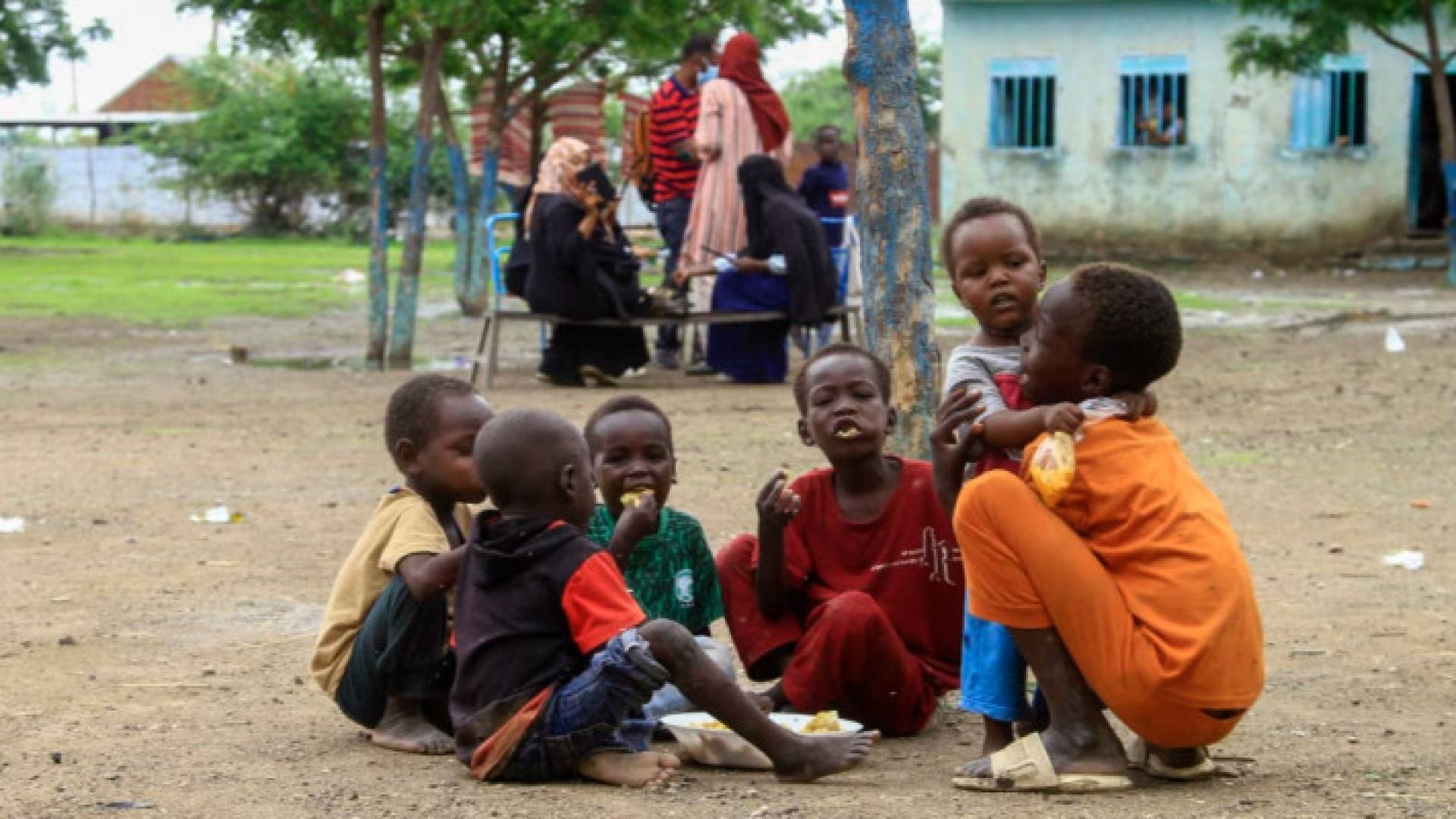 أطفال يتقاسمون الطعام في السودان